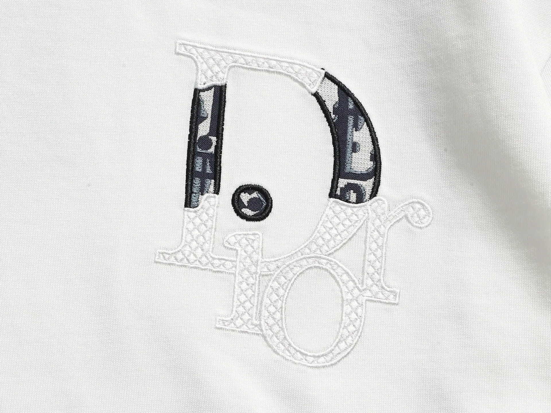 🅿️220 DIOR Dior CD letters Logo logo stitching embroidery🪡 Exquisitely upgraded, inspired by the 1980s retro Original fabric Official same style Customized 320g same vat dyed fabric Very comfortable to the touch Latest brick cabinet synchronization for spring and summer Fashionable and personalized Super versatile and good-looking one Very suitable for both men and women A must-have for everyone Hang tag Collar label Washed wheat Complete with three labels Color: Black White Size: S M L XL