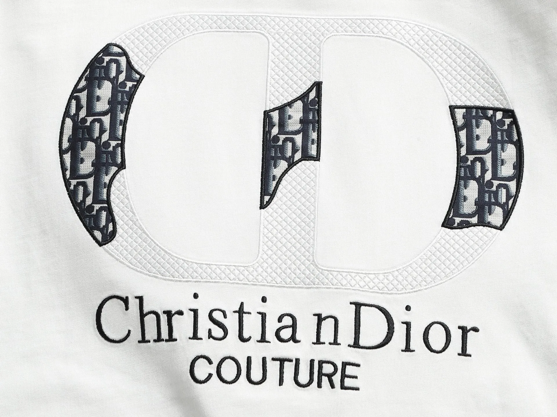 🅿️220 DIOR Dior CD letters Logo logo stitching embroidery🪡 Exquisitely upgraded, inspired by the 1980s retro Original fabric Official same style Customized 320g same vat dyed fabric Very comfortable to the touch Latest brick cabinet synchronization for spring and summer Fashionable and personalized Super versatile and good-looking one Very suitable for both men and women A must-have for everyone Hang tag Collar label Washed wheat Complete with three labels Color: Black White Size: S M L XL