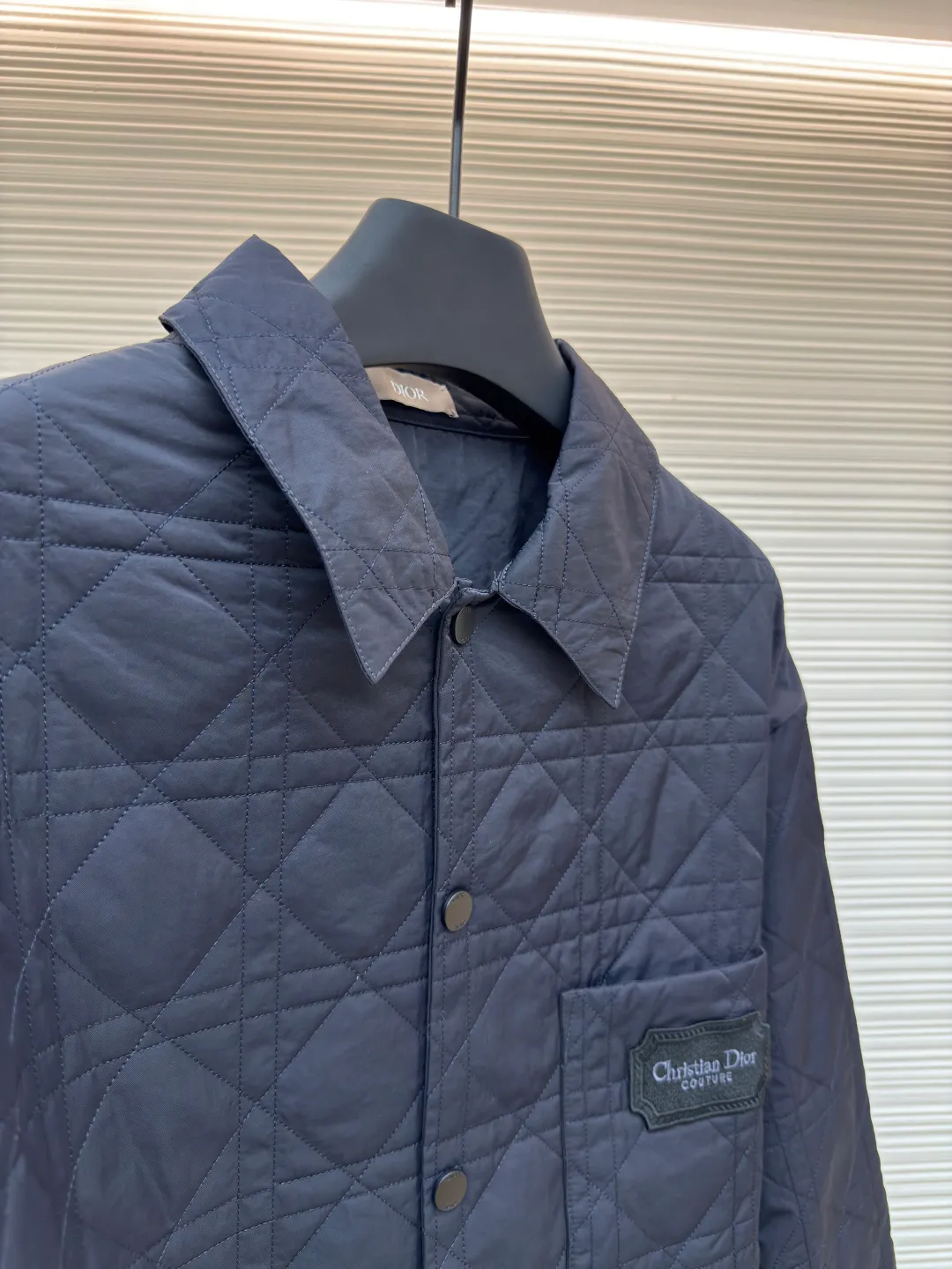 Dior rhombus quilted embroidered cotton coat ●Authentic product: 23000 purchased and developed ●Item number: 1680611-C55 ●Fabric: 50D nylon high-density bias fabric ●Technology: Made on positioning cutting machine ●Version: Fitted version ●Weight: about 540 grams ●Size: XS-S-M-L ●Description: The fabric is made of 50D nylon high-density bias, the lining is the same fabric, the Y version is purchased in AB color, and the color of the bulk fabric is ordered and dyed. The surface fabric uses piece cloth quilting embroidery technology, light nylon thick thread, the bottom is a non-woven interlayer of 800, one-inch 11-needle ultra-dense thread spacing, the whole piece The pockets on the front and back of the garment are cut with matching grids and lines to restore the pattern. The left and right grids are centered respectively. The Behringer embroidery machine imported from Japan is embroidered. The water-soluble fabric is used as the base for embroidery with pure cotton embroidery thread. The semi-finished product is dissolved in cold water to remove the fabric and made into a chapter. It comes with a lacquered four-button buckle with letter logo feel. The overall wiring is straight and delicate, the fabric is comfortable and soft, and the color is consistent without color difference. It can be matched with the same style to create a fashionable look and control various occasions. Customized accessories, complete with three standards, same style for men and women!