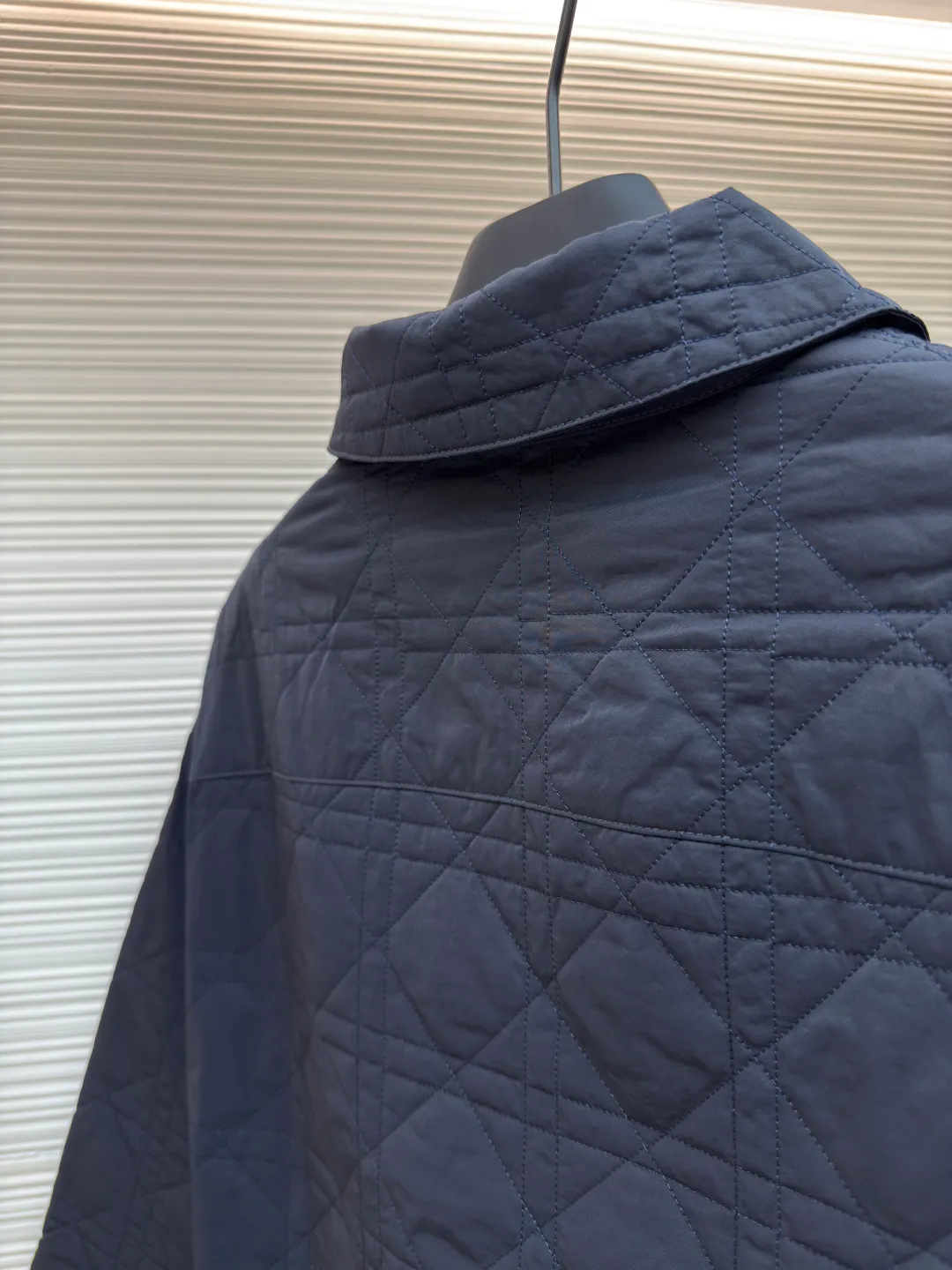Dior rhombus quilted embroidered cotton coat ●Authentic product: 23000 purchased and developed ●Item number: 1680611-C55 ●Fabric: 50D nylon high-density bias fabric ●Technology: Made on positioning cutting machine ●Version: Fitted version ●Weight: about 540 grams ●Size: XS-S-M-L ●Description: The fabric is made of 50D nylon high-density bias, the lining is the same fabric, the Y version is purchased in AB color, and the color of the bulk fabric is ordered and dyed. The surface fabric uses piece cloth quilting embroidery technology, light nylon thick thread, the bottom is a non-woven interlayer of 800, one-inch 11-needle ultra-dense thread spacing, the whole piece The pockets on the front and back of the garment are cut with matching grids and lines to restore the pattern. The left and right grids are centered respectively. The Behringer embroidery machine imported from Japan is embroidered. The water-soluble fabric is used as the base for embroidery with pure cotton embroidery thread. The semi-finished product is dissolved in cold water to remove the fabric and made into a chapter. It comes with a lacquered four-button buckle with letter logo feel. The overall wiring is straight and delicate, the fabric is comfortable and soft, and the color is consistent without color difference. It can be matched with the same style to create a fashionable look and control various occasions. Customized accessories, complete with three standards, same style for men and women!