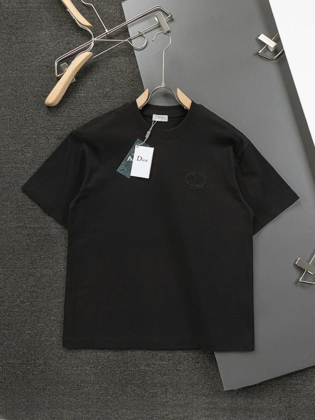 🅿️190 Dior Dior micro wide version CD micro wide version S-XL 26ss new product counter timeless classic CD letter embroidery🪡logo pattern As the leader in the luxury world, the D family is well-deserved. The first thing that catches the eye is the loose and comfortable black and white solid color version of the piece we are going to talk about today. The ribbed round collar has become the best modification of its version, and the D family has the upper body LOGO listed on the front, and the unique embroidery design of the letter logo patch highlights the texture! The most traditional modification method combined with the simplest color scale contrast forms the strongest and direct contrast, and this is often the most concise and clear minimalist modification method~~A nostalgic classic atmosphere also spreads in this work inadvertently! ! Featuring a distinctive 47 logo patch embroidery on the front, a unique tribute to Dior's historic year! Coupled with the blessing of 320 grams of cotton material, both the upper body comfort and the existence are unparalleled. It can be said to be a must-have companion in summer. The excellent breathability and comfortable wearing feeling are unparalleled~ Recommended! ! Color: Black White Blue Size: S-XL Size chart: S: Shoulder width 55-Bust 56-Length 71.5 M: Shoulder width 56.5-Bust 58-Length 73 L: Shoulder width 58-Bust 60-Length 74.5 XL: Shoulder width 59.5-Bust 62-Length 76