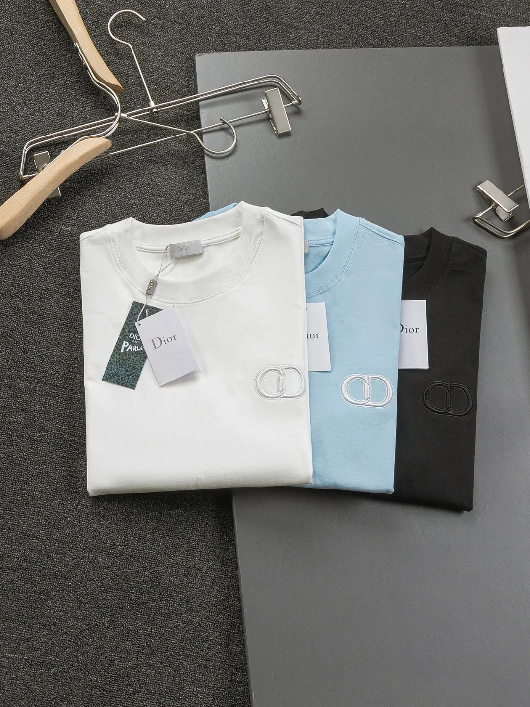 🅿️190 Dior Dior micro wide version CD micro wide version S-XL 26ss new product counter timeless classic CD letter embroidery🪡logo pattern As the leader in the luxury world, the D family is well-deserved. The first thing that catches the eye is the loose and comfortable black and white solid color version of the piece we are going to talk about today. The ribbed round collar has become the best modification of its version, and the D family has the upper body LOGO listed on the front, and the unique embroidery design of the letter logo patch highlights the texture! The most traditional modification method combined with the simplest color scale contrast forms the strongest and direct contrast, and this is often the most concise and clear minimalist modification method~~A nostalgic classic atmosphere also spreads in this work inadvertently! ! Featuring a distinctive 47 logo patch embroidery on the front, a unique tribute to Dior's historic year! Coupled with the blessing of 320 grams of cotton material, both the upper body comfort and the existence are unparalleled. It can be said to be a must-have companion in summer. The excellent breathability and comfortable wearing feeling are unparalleled~ Recommended! ! Color: Black White Blue Size: S-XL Size chart: S: Shoulder width 55-Bust 56-Length 71.5 M: Shoulder width 56.5-Bust 58-Length 73 L: Shoulder width 58-Bust 60-Length 74.5 XL: Shoulder width 59.5-Bust 62-Length 76