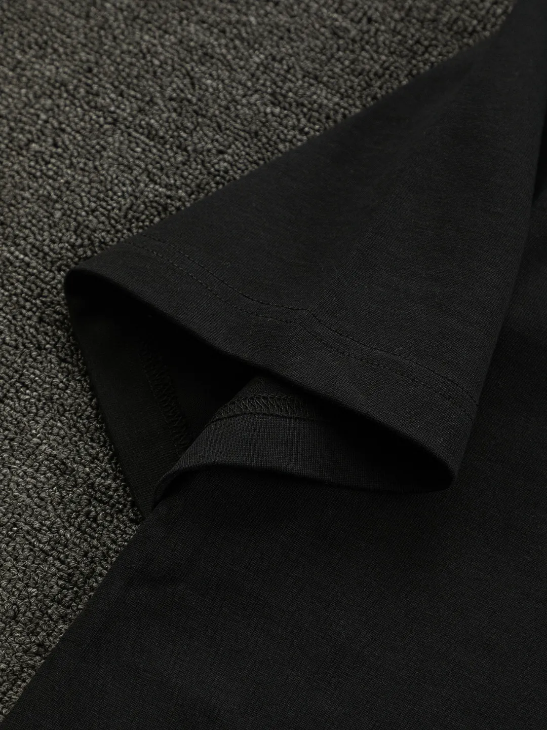 🅿️190 Dior Dior micro wide version CD micro wide version S-XL 26ss new product counter timeless classic CD letter embroidery🪡logo pattern As the leader in the luxury world, the D family is well-deserved. The first thing that catches the eye is the loose and comfortable black and white solid color version of the piece we are going to talk about today. The ribbed round collar has become the best modification of its version, and the D family has the upper body LOGO listed on the front, and the unique embroidery design of the letter logo patch highlights the texture! The most traditional modification method combined with the simplest color scale contrast forms the strongest and direct contrast, and this is often the most concise and clear minimalist modification method~~A nostalgic classic atmosphere also spreads in this work inadvertently! ! Featuring a distinctive 47 logo patch embroidery on the front, a unique tribute to Dior's historic year! Coupled with the blessing of 320 grams of cotton material, both the upper body comfort and the existence are unparalleled. It can be said to be a must-have companion in summer. The excellent breathability and comfortable wearing feeling are unparalleled~ Recommended! ! Color: Black White Blue Size: S-XL Size chart: S: Shoulder width 55-Bust 56-Length 71.5 M: Shoulder width 56.5-Bust 58-Length 73 L: Shoulder width 58-Bust 60-Length 74.5 XL: Shoulder width 59.5-Bust 62-Length 76