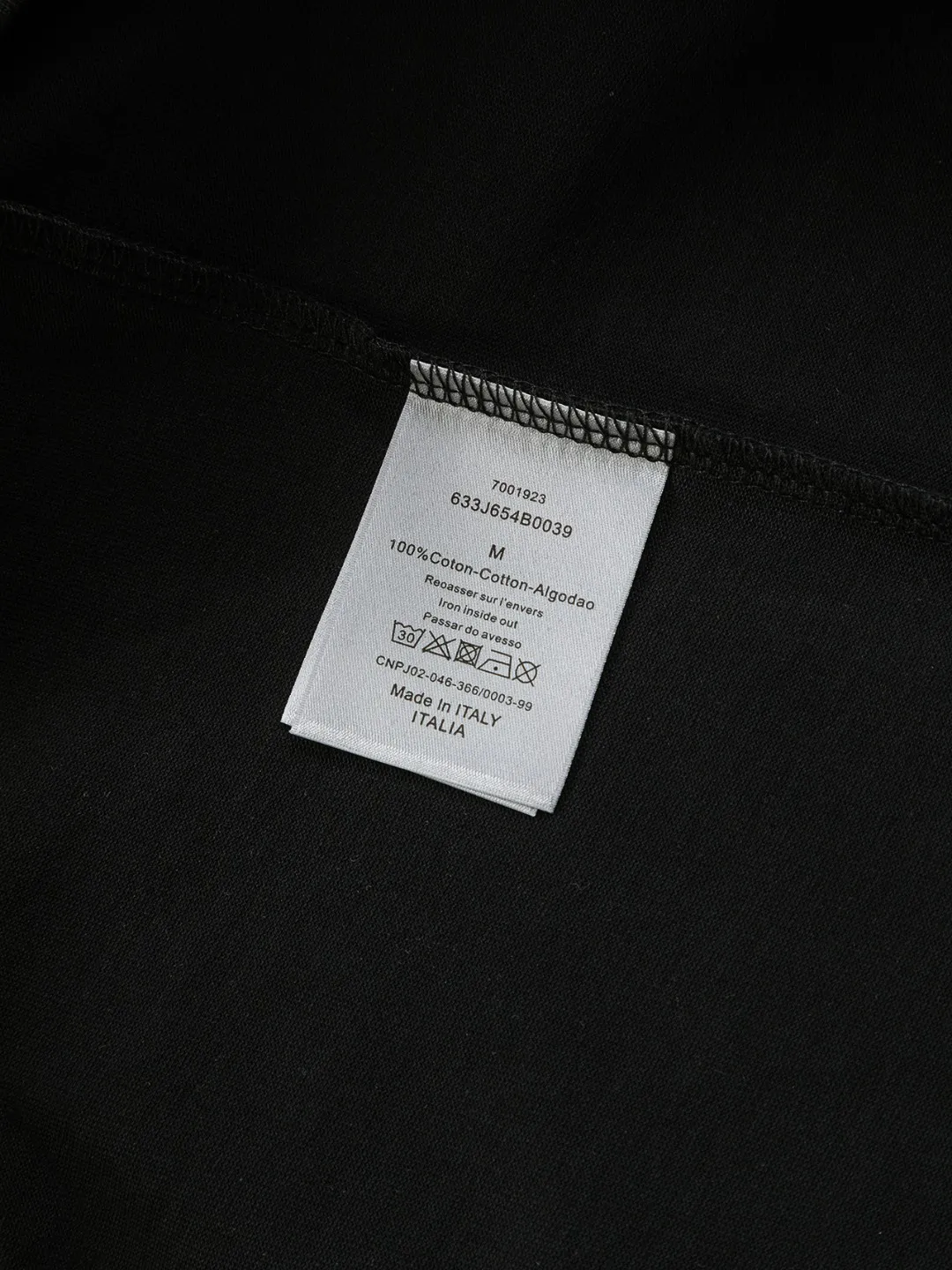 🅿️190 Dior Dior micro wide version CD micro wide version S-XL 26ss new product counter timeless classic CD letter embroidery🪡logo pattern As the leader in the luxury world, the D family is well-deserved. The first thing that catches the eye is the loose and comfortable black and white solid color version of the piece we are going to talk about today. The ribbed round collar has become the best modification of its version, and the D family has the upper body LOGO listed on the front, and the unique embroidery design of the letter logo patch highlights the texture! The most traditional modification method combined with the simplest color scale contrast forms the strongest and direct contrast, and this is often the most concise and clear minimalist modification method~~A nostalgic classic atmosphere also spreads in this work inadvertently! ! Featuring a distinctive 47 logo patch embroidery on the front, a unique tribute to Dior's historic year! Coupled with the blessing of 320 grams of cotton material, both the upper body comfort and the existence are unparalleled. It can be said to be a must-have companion in summer. The excellent breathability and comfortable wearing feeling are unparalleled~ Recommended! ! Color: Black White Blue Size: S-XL Size chart: S: Shoulder width 55-Bust 56-Length 71.5 M: Shoulder width 56.5-Bust 58-Length 73 L: Shoulder width 58-Bust 60-Length 74.5 XL: Shoulder width 59.5-Bust 62-Length 76