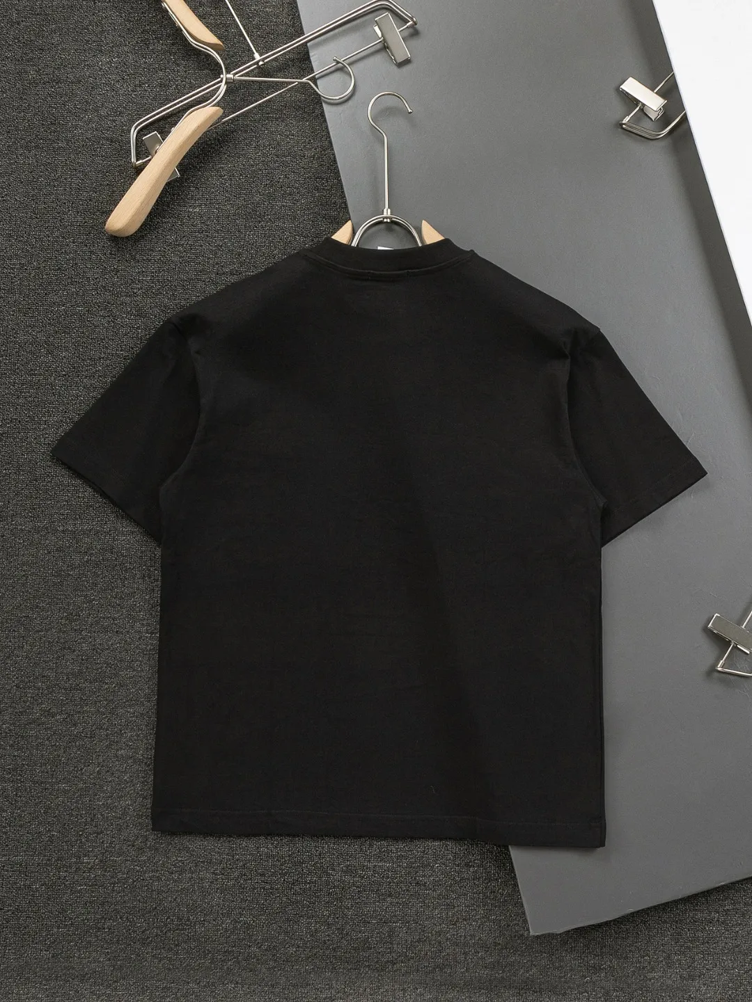 🅿️190 Dior Dior micro wide version CD micro wide version S-XL 26ss new product counter timeless classic CD letter embroidery🪡logo pattern As the leader in the luxury world, the D family is well-deserved. The first thing that catches the eye is the loose and comfortable black and white solid color version of the piece we are going to talk about today. The ribbed round collar has become the best modification of its version, and the D family has the upper body LOGO listed on the front, and the unique embroidery design of the letter logo patch highlights the texture! The most traditional modification method combined with the simplest color scale contrast forms the strongest and direct contrast, and this is often the most concise and clear minimalist modification method~~A nostalgic classic atmosphere also spreads in this work inadvertently! ! Featuring a distinctive 47 logo patch embroidery on the front, a unique tribute to Dior's historic year! Coupled with the blessing of 320 grams of cotton material, both the upper body comfort and the existence are unparalleled. It can be said to be a must-have companion in summer. The excellent breathability and comfortable wearing feeling are unparalleled~ Recommended! ! Color: Black White Blue Size: S-XL Size chart: S: Shoulder width 55-Bust 56-Length 71.5 M: Shoulder width 56.5-Bust 58-Length 73 L: Shoulder width 58-Bust 60-Length 74.5 XL: Shoulder width 59.5-Bust 62-Length 76