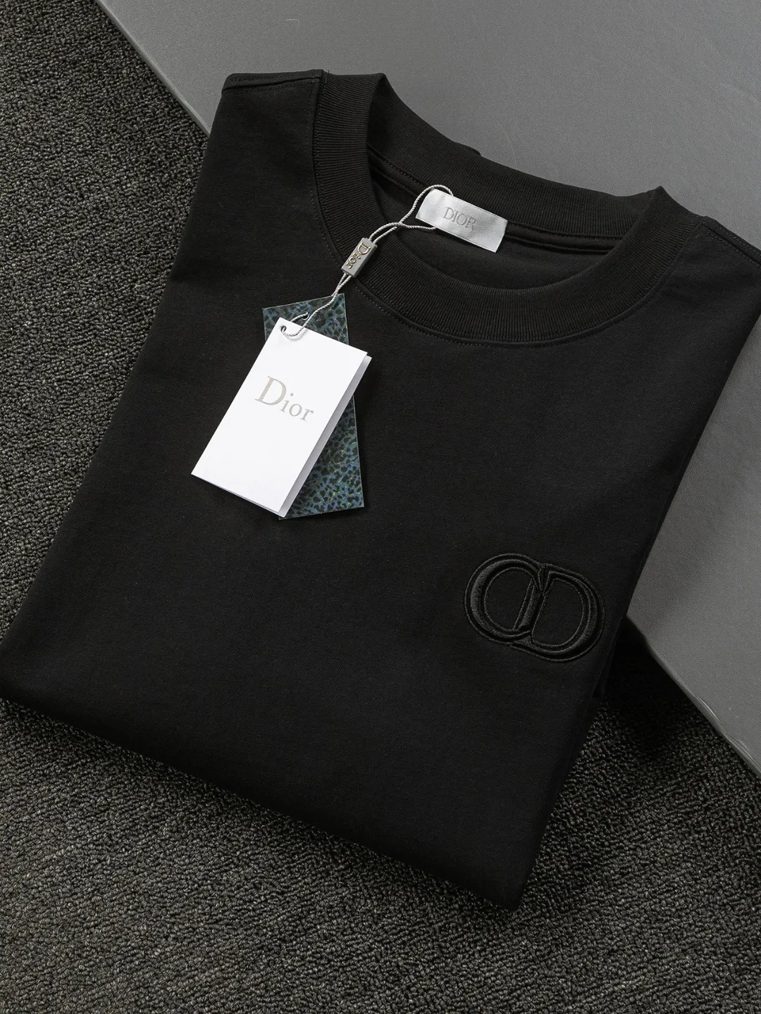🅿️190 Dior Dior micro wide version CD micro wide version S-XL 26ss new product counter timeless classic CD letter embroidery🪡logo pattern As the leader in the luxury world, the D family is well-deserved. The first thing that catches the eye is the loose and comfortable black and white solid color version of the piece we are going to talk about today. The ribbed round collar has become the best modification of its version, and the D family has the upper body LOGO listed on the front, and the unique embroidery design of the letter logo patch highlights the texture! The most traditional modification method combined with the simplest color scale contrast forms the strongest and direct contrast, and this is often the most concise and clear minimalist modification method~~A nostalgic classic atmosphere also spreads in this work inadvertently! ! Featuring a distinctive 47 logo patch embroidery on the front, a unique tribute to Dior's historic year! Coupled with the blessing of 320 grams of cotton material, both the upper body comfort and the existence are unparalleled. It can be said to be a must-have companion in summer. The excellent breathability and comfortable wearing feeling are unparalleled~ Recommended! ! Color: Black White Blue Size: S-XL Size chart: S: Shoulder width 55-Bust 56-Length 71.5 M: Shoulder width 56.5-Bust 58-Length 73 L: Shoulder width 58-Bust 60-Length 74.5 XL: Shoulder width 59.5-Bust 62-Length 76