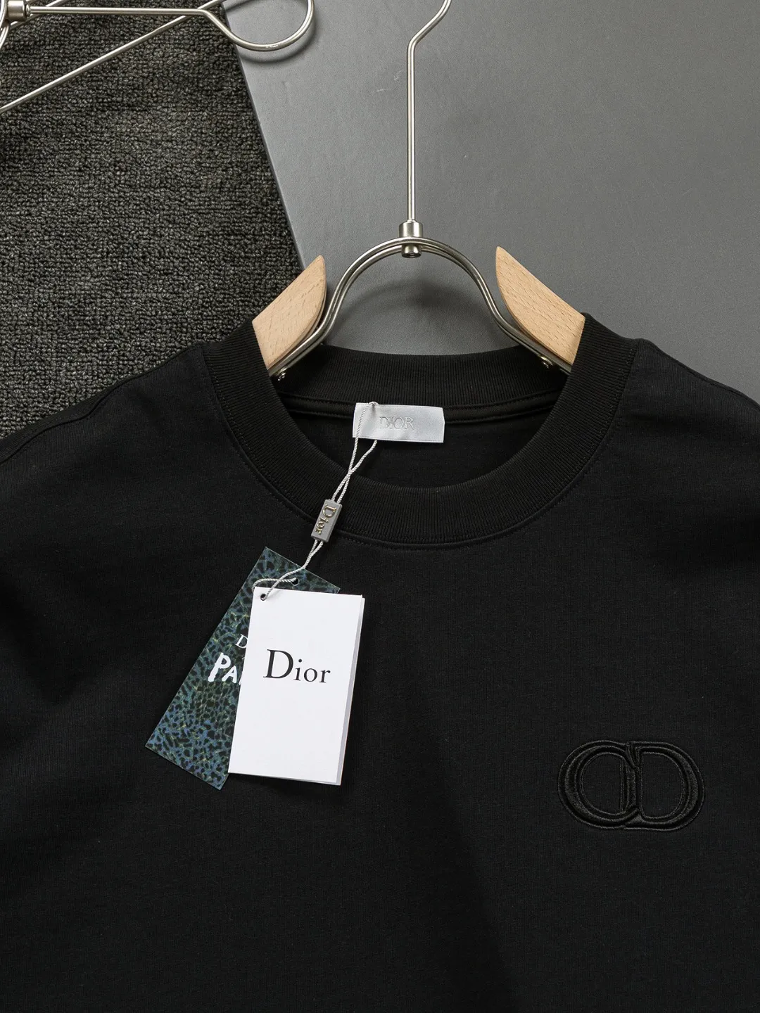 🅿️190 Dior Dior micro wide version CD micro wide version S-XL 26ss new product counter timeless classic CD letter embroidery🪡logo pattern As the leader in the luxury world, the D family is well-deserved. The first thing that catches the eye is the loose and comfortable black and white solid color version of the piece we are going to talk about today. The ribbed round collar has become the best modification of its version, and the D family has the upper body LOGO listed on the front, and the unique embroidery design of the letter logo patch highlights the texture! The most traditional modification method combined with the simplest color scale contrast forms the strongest and direct contrast, and this is often the most concise and clear minimalist modification method~~A nostalgic classic atmosphere also spreads in this work inadvertently! ! Featuring a distinctive 47 logo patch embroidery on the front, a unique tribute to Dior's historic year! Coupled with the blessing of 320 grams of cotton material, both the upper body comfort and the existence are unparalleled. It can be said to be a must-have companion in summer. The excellent breathability and comfortable wearing feeling are unparalleled~ Recommended! ! Color: Black White Blue Size: S-XL Size chart: S: Shoulder width 55-Bust 56-Length 71.5 M: Shoulder width 56.5-Bust 58-Length 73 L: Shoulder width 58-Bust 60-Length 74.5 XL: Shoulder width 59.5-Bust 62-Length 76