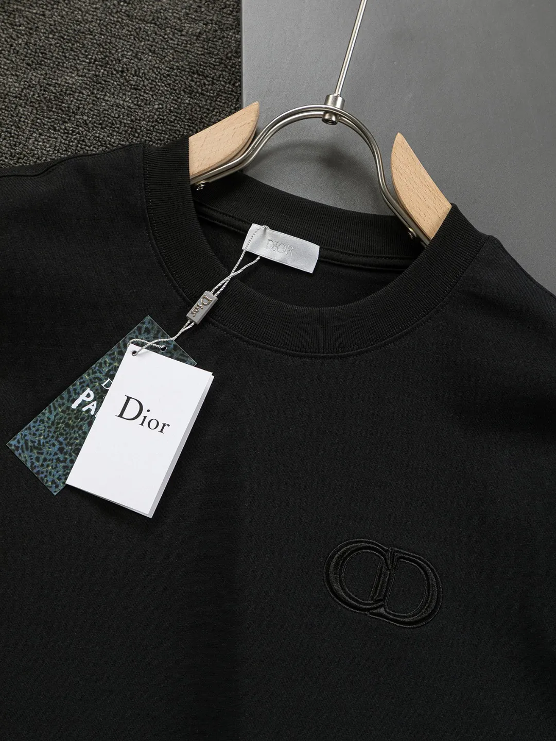 🅿️190 Dior Dior micro wide version CD micro wide version S-XL 26ss new product counter timeless classic CD letter embroidery🪡logo pattern As the leader in the luxury world, the D family is well-deserved. The first thing that catches the eye is the loose and comfortable black and white solid color version of the piece we are going to talk about today. The ribbed round collar has become the best modification of its version, and the D family has the upper body LOGO listed on the front, and the unique embroidery design of the letter logo patch highlights the texture! The most traditional modification method combined with the simplest color scale contrast forms the strongest and direct contrast, and this is often the most concise and clear minimalist modification method~~A nostalgic classic atmosphere also spreads in this work inadvertently! ! Featuring a distinctive 47 logo patch embroidery on the front, a unique tribute to Dior's historic year! Coupled with the blessing of 320 grams of cotton material, both the upper body comfort and the existence are unparalleled. It can be said to be a must-have companion in summer. The excellent breathability and comfortable wearing feeling are unparalleled~ Recommended! ! Color: Black White Blue Size: S-XL Size chart: S: Shoulder width 55-Bust 56-Length 71.5 M: Shoulder width 56.5-Bust 58-Length 73 L: Shoulder width 58-Bust 60-Length 74.5 XL: Shoulder width 59.5-Bust 62-Length 76