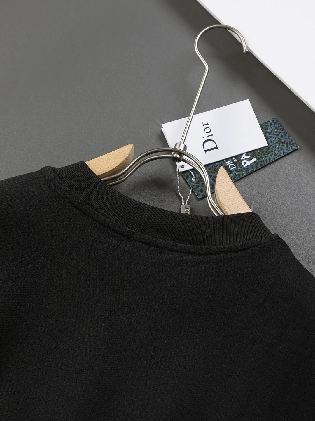 🅿️190 Dior Dior micro wide version CD micro wide version S-XL 26ss new product counter timeless classic CD letter embroidery🪡logo pattern As the leader in the luxury world, the D family is well-deserved. The first thing that catches the eye is the loose and comfortable black and white solid color version of the piece we are going to talk about today. The ribbed round collar has become the best modification of its version, and the D family has the upper body LOGO listed on the front, and the unique embroidery design of the letter logo patch highlights the texture! The most traditional modification method combined with the simplest color scale contrast forms the strongest and direct contrast, and this is often the most concise and clear minimalist modification method~~A nostalgic classic atmosphere also spreads in this work inadvertently! ! Featuring a distinctive 47 logo patch embroidery on the front, a unique tribute to Dior's historic year! Coupled with the blessing of 320 grams of cotton material, both the upper body comfort and the existence are unparalleled. It can be said to be a must-have companion in summer. The excellent breathability and comfortable wearing feeling are unparalleled~ Recommended! ! Color: Black White Blue Size: S-XL Size chart: S: Shoulder width 55-Bust 56-Length 71.5 M: Shoulder width 56.5-Bust 58-Length 73 L: Shoulder width 58-Bust 60-Length 74.5 XL: Shoulder width 59.5-Bust 62-Length 76
