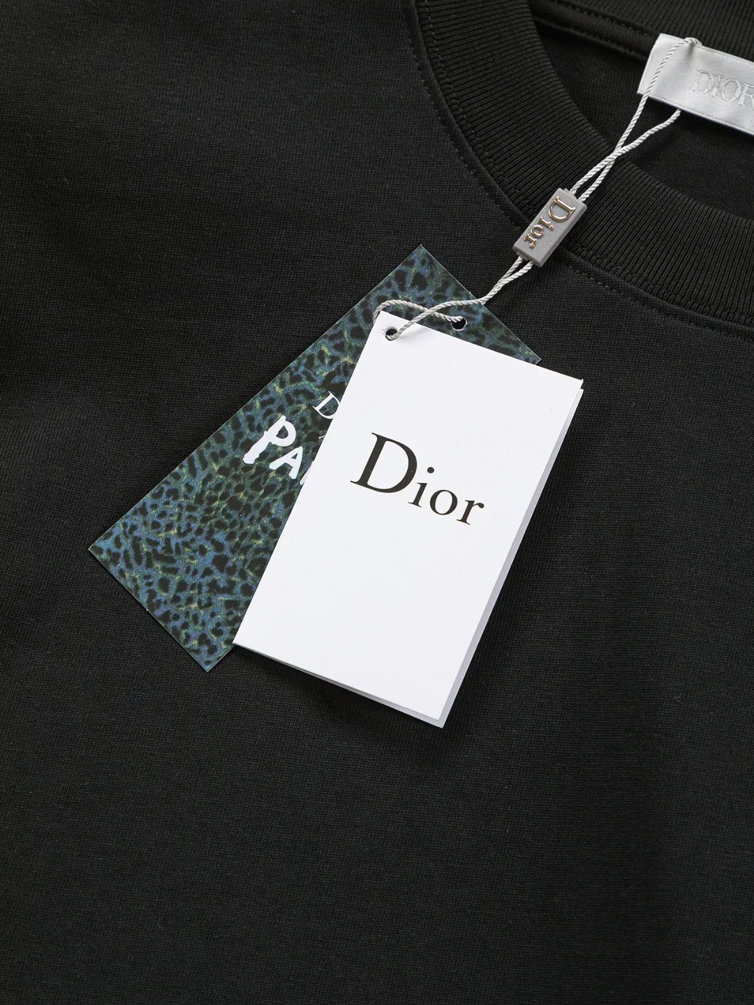 🅿️190 Dior Dior micro wide version CD micro wide version S-XL 26ss new product counter timeless classic CD letter embroidery🪡logo pattern As the leader in the luxury world, the D family is well-deserved. The first thing that catches the eye is the loose and comfortable black and white solid color version of the piece we are going to talk about today. The ribbed round collar has become the best modification of its version, and the D family has the upper body LOGO listed on the front, and the unique embroidery design of the letter logo patch highlights the texture! The most traditional modification method combined with the simplest color scale contrast forms the strongest and direct contrast, and this is often the most concise and clear minimalist modification method~~A nostalgic classic atmosphere also spreads in this work inadvertently! ! Featuring a distinctive 47 logo patch embroidery on the front, a unique tribute to Dior's historic year! Coupled with the blessing of 320 grams of cotton material, both the upper body comfort and the existence are unparalleled. It can be said to be a must-have companion in summer. The excellent breathability and comfortable wearing feeling are unparalleled~ Recommended! ! Color: Black White Blue Size: S-XL Size chart: S: Shoulder width 55-Bust 56-Length 71.5 M: Shoulder width 56.5-Bust 58-Length 73 L: Shoulder width 58-Bust 60-Length 74.5 XL: Shoulder width 59.5-Bust 62-Length 76