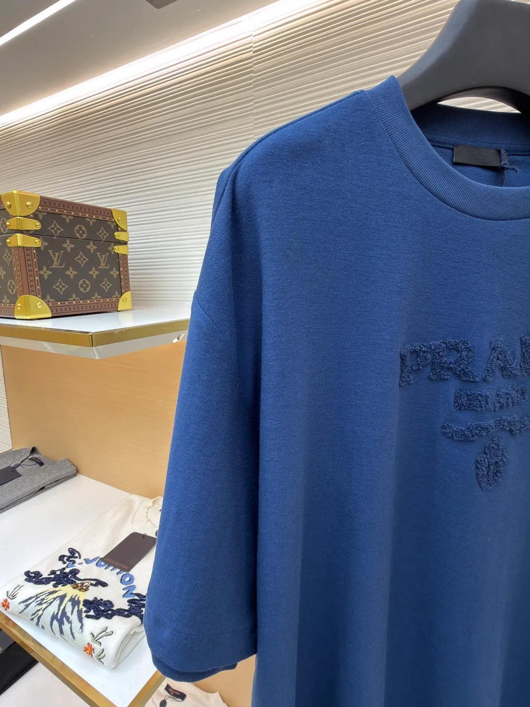 Prada terry embroidered short sleeves ●Original version: Purchased and developed for 10700 ●Item number: 1682426-X95 ●Fabric: double-woven satin fabric ●Technology: terry embroidered production ●Color: blue ●Version: Fitted version ●Weight: about 235 grams ●Size: S-M-L-XL ●Description: Customized dense double-woven satin Excellent texture Comfortable and flawless tones Pure and elegant Its ingenious and homogeneous towel embroidered Prada logo adds brand recognition without being complicated. It can lead the fashion trend with just one color and is a versatile item. Using towel embroidery technology, a traditional hand-made embroidery technology, the embroidery is carried out using needle methods and completed by changing the hooking action of a special machine head. The coils are interlocked one by one, thus bringing a towel-like texture and effect. The fabrics have been washed and have a better hand feel and texture. It is not easy to deform, shrink or fade, and maintains long-term beauty. The overall wiring is straight and delicate, the fabric is comfortable and soft, and the color is consistent without color difference. It can be matched with the same style to create a fashionable look and control various occasions. Customized accessories, complete with three standards, same style for men and women!
