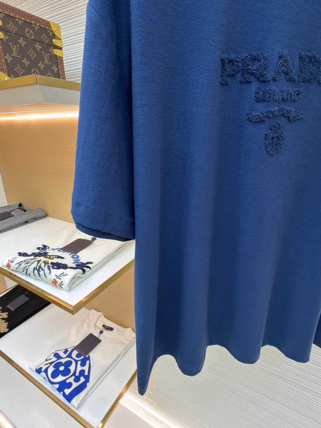 Prada terry embroidered short sleeves ●Original version: Purchased and developed for 10700 ●Item number: 1682426-X95 ●Fabric: double-woven satin fabric ●Technology: terry embroidered production ●Color: blue ●Version: Fitted version ●Weight: about 235 grams ●Size: S-M-L-XL ●Description: Customized dense double-woven satin Excellent texture Comfortable and flawless tones Pure and elegant Its ingenious and homogeneous towel embroidered Prada logo adds brand recognition without being complicated. It can lead the fashion trend with just one color and is a versatile item. Using towel embroidery technology, a traditional hand-made embroidery technology, the embroidery is carried out using needle methods and completed by changing the hooking action of a special machine head. The coils are interlocked one by one, thus bringing a towel-like texture and effect. The fabrics have been washed and have a better hand feel and texture. It is not easy to deform, shrink or fade, and maintains long-term beauty. The overall wiring is straight and delicate, the fabric is comfortable and soft, and the color is consistent without color difference. It can be matched with the same style to create a fashionable look and control various occasions. Customized accessories, complete with three standards, same style for men and women!