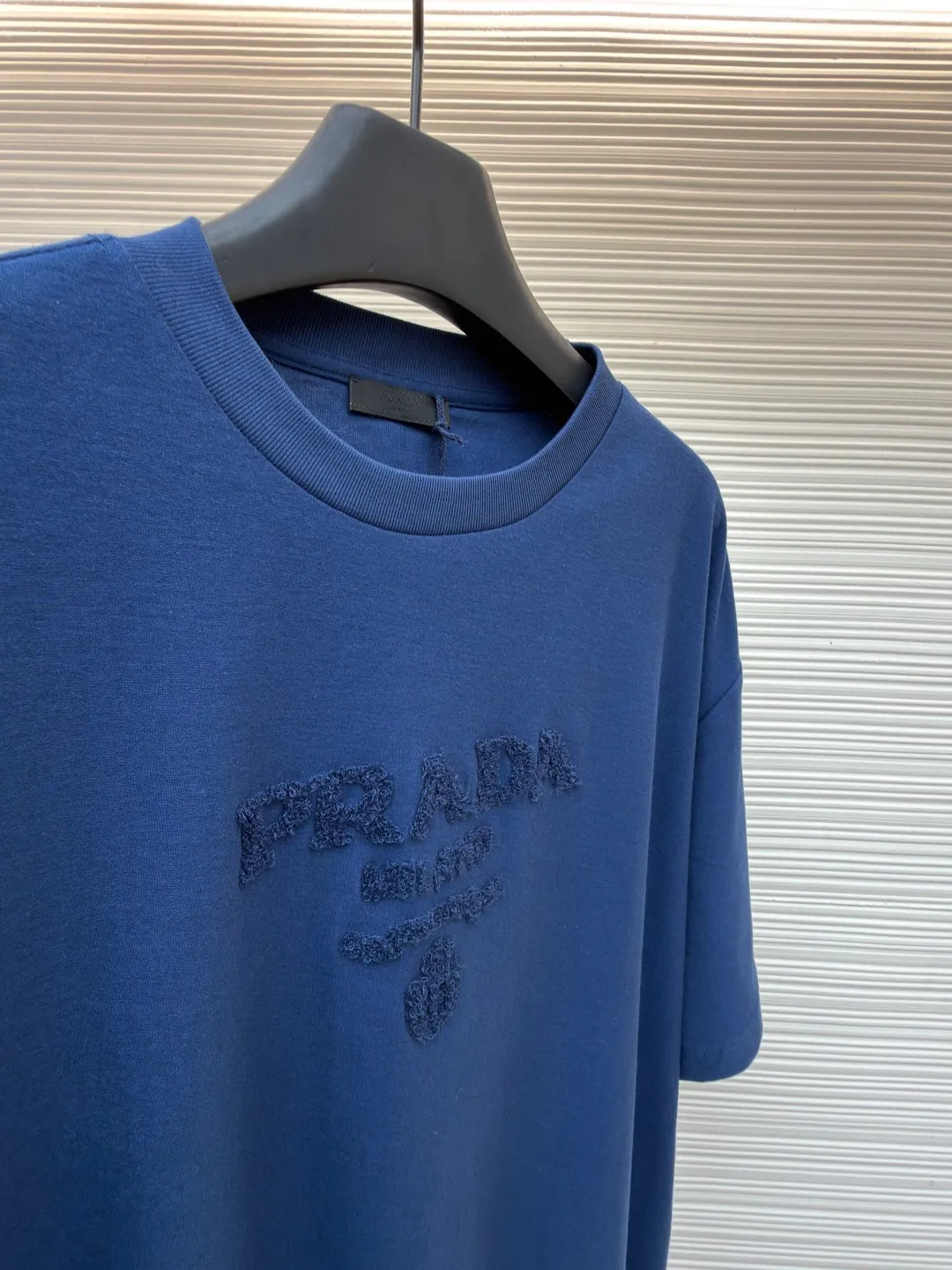 Prada terry embroidered short sleeves ●Original version: Purchased and developed for 10700 ●Item number: 1682426-X95 ●Fabric: double-woven satin fabric ●Technology: terry embroidered production ●Color: blue ●Version: Fitted version ●Weight: about 235 grams ●Size: S-M-L-XL ●Description: Customized dense double-woven satin Excellent texture Comfortable and flawless tones Pure and elegant Its ingenious and homogeneous towel embroidered Prada logo adds brand recognition without being complicated. It can lead the fashion trend with just one color and is a versatile item. Using towel embroidery technology, a traditional hand-made embroidery technology, the embroidery is carried out using needle methods and completed by changing the hooking action of a special machine head. The coils are interlocked one by one, thus bringing a towel-like texture and effect. The fabrics have been washed and have a better hand feel and texture. It is not easy to deform, shrink or fade, and maintains long-term beauty. The overall wiring is straight and delicate, the fabric is comfortable and soft, and the color is consistent without color difference. It can be matched with the same style to create a fashionable look and control various occasions. Customized accessories, complete with three standards, same style for men and women!