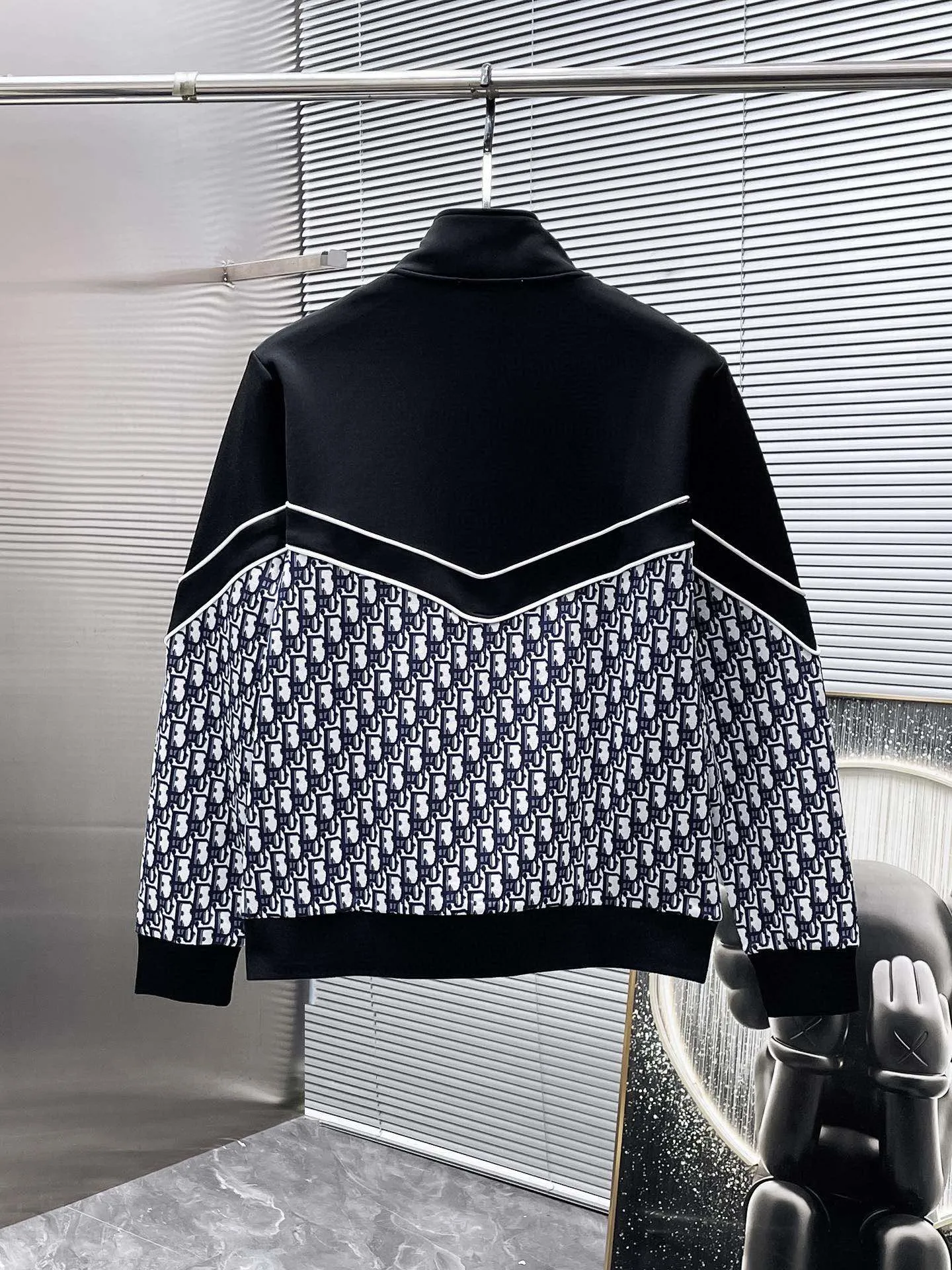 🅿️720 Dior hot-selling suit is coming. Focus on the original version of the official website. 2025 new hot-selling cardigan suit. The original order is the best. 🇭🇰The meticulous work of top designers. It has a fitting and perfect upper body effect. All-natural high-quality Tencel Roman cotton 100%, close-fitting comfort, noble and elegant! Original hardware embodies elegance and nobility! Counter size: M-3XL (maximum wear up to 190 pounds)