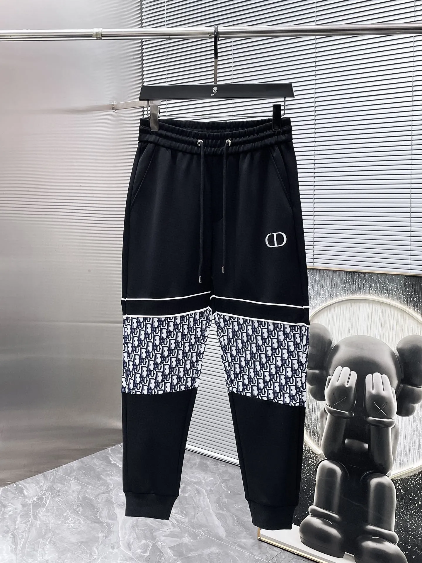 🅿️720 Dior hot-selling suit is coming. Focus on the original version of the official website. 2025 new hot-selling cardigan suit. The original order is the best. 🇭🇰The meticulous work of top designers. It has a fitting and perfect upper body effect. All-natural high-quality Tencel Roman cotton 100%, close-fitting comfort, noble and elegant! Original hardware embodies elegance and nobility! Counter size: M-3XL (maximum wear up to 190 pounds)