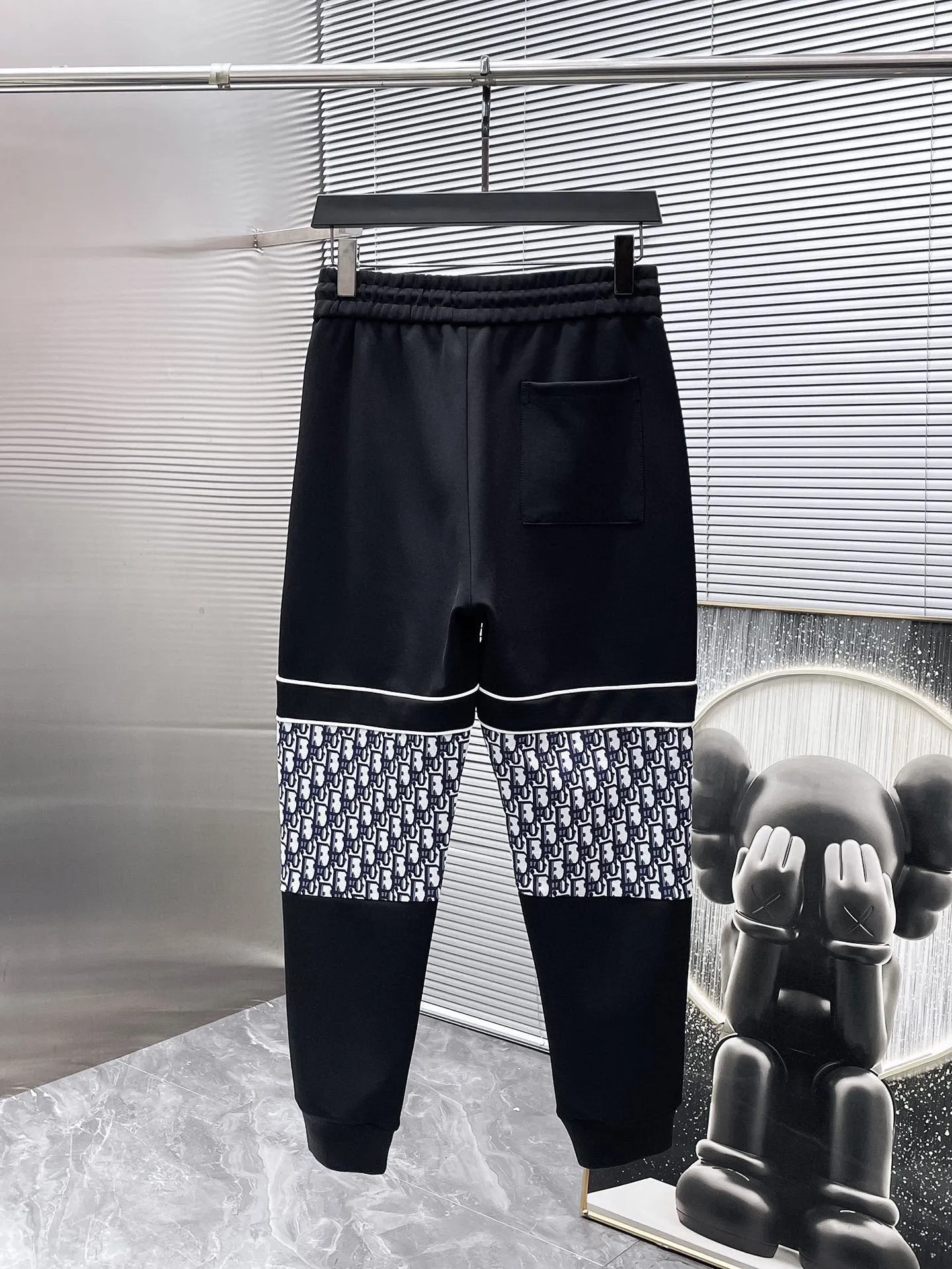 🅿️720 Dior hot-selling suit is coming. Focus on the original version of the official website. 2025 new hot-selling cardigan suit. The original order is the best. 🇭🇰The meticulous work of top designers. It has a fitting and perfect upper body effect. All-natural high-quality Tencel Roman cotton 100%, close-fitting comfort, noble and elegant! Original hardware embodies elegance and nobility! Counter size: M-3XL (maximum wear up to 190 pounds)