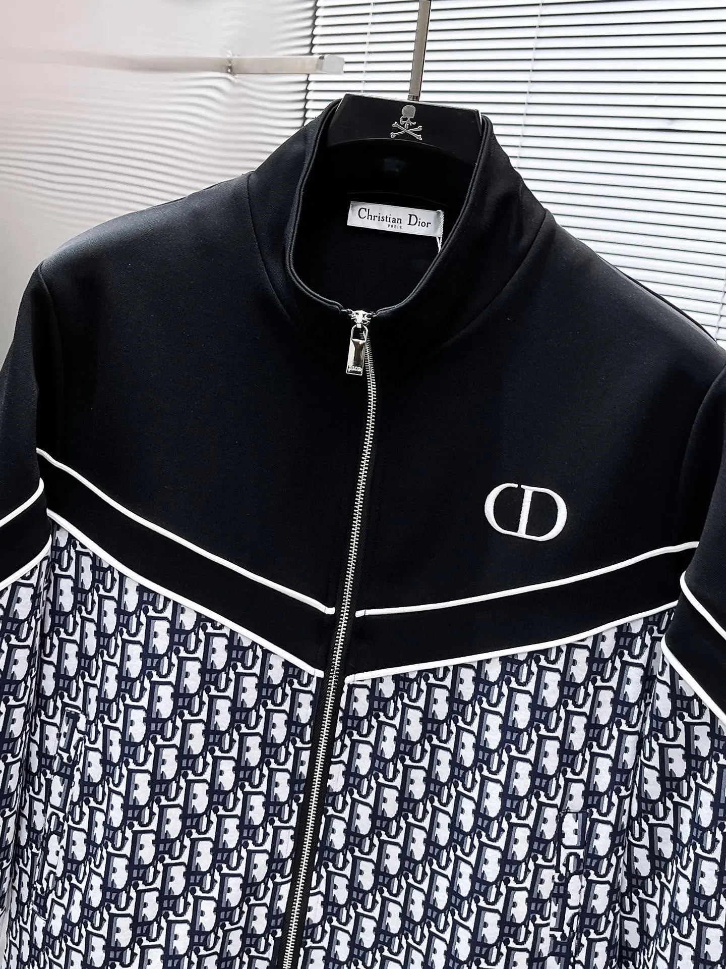 🅿️720 Dior hot-selling suit is coming. Focus on the original version of the official website. 2025 new hot-selling cardigan suit. The original order is the best. 🇭🇰The meticulous work of top designers. It has a fitting and perfect upper body effect. All-natural high-quality Tencel Roman cotton 100%, close-fitting comfort, noble and elegant! Original hardware embodies elegance and nobility! Counter size: M-3XL (maximum wear up to 190 pounds)