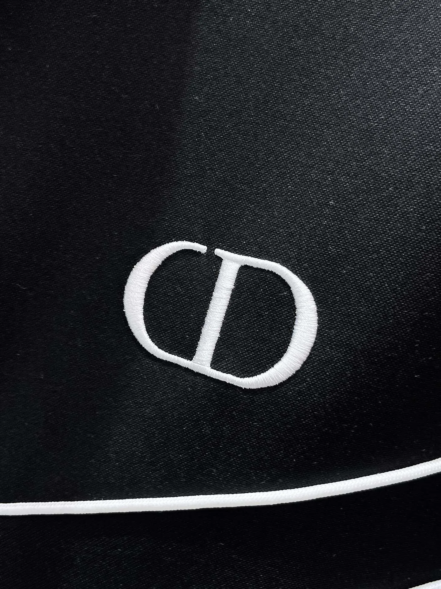 🅿️720 Dior hot-selling suit is coming. Focus on the original version of the official website. 2025 new hot-selling cardigan suit. The original order is the best. 🇭🇰The meticulous work of top designers. It has a fitting and perfect upper body effect. All-natural high-quality Tencel Roman cotton 100%, close-fitting comfort, noble and elegant! Original hardware embodies elegance and nobility! Counter size: M-3XL (maximum wear up to 190 pounds)