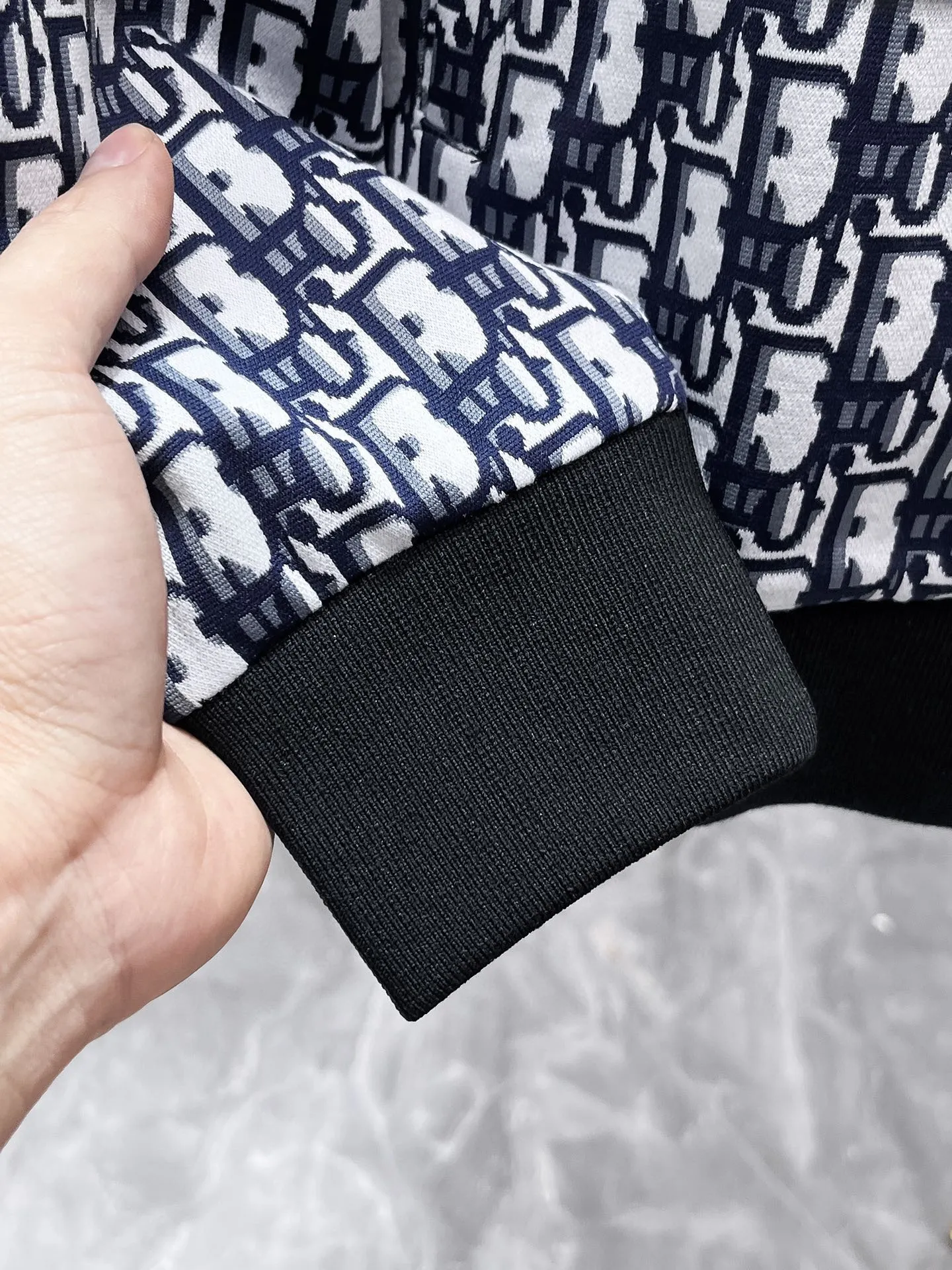🅿️720 Dior hot-selling suit is coming. Focus on the original version of the official website. 2025 new hot-selling cardigan suit. The original order is the best. 🇭🇰The meticulous work of top designers. It has a fitting and perfect upper body effect. All-natural high-quality Tencel Roman cotton 100%, close-fitting comfort, noble and elegant! Original hardware embodies elegance and nobility! Counter size: M-3XL (maximum wear up to 190 pounds)