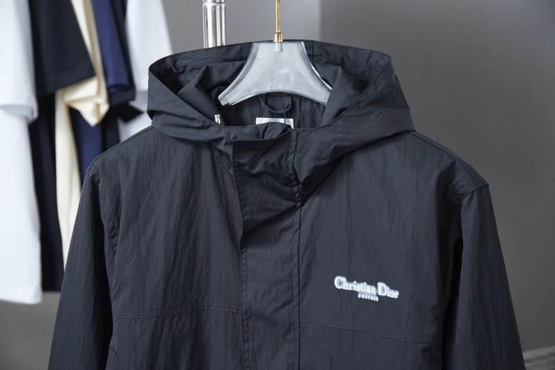 🅿️410 Dior 𝘾𝙝𝙧𝙞𝙨𝙩𝙞𝙖𝙣 𝘿𝙞𝙤𝙧 CD 25SS blurred letter print jacket Light luxury essential item for daily commuting for men and women Correct version Welcome to compare Detailed features · Customized matte Taslan jacket fabric · Level 4 water-repellent technology · Four-sided stretch nylon lining inside · Hidden snap placket · Internal zipper pocket design · Mold-customized hardware zipper Jacket double-pull design · Cuffs are adjusted with four-button buttons · Imported environmentally friendly glue screen printing process · Mold-customized original hardware zippers · Original main mark washed tag packaging Color: Black Size: XS/S/M/L