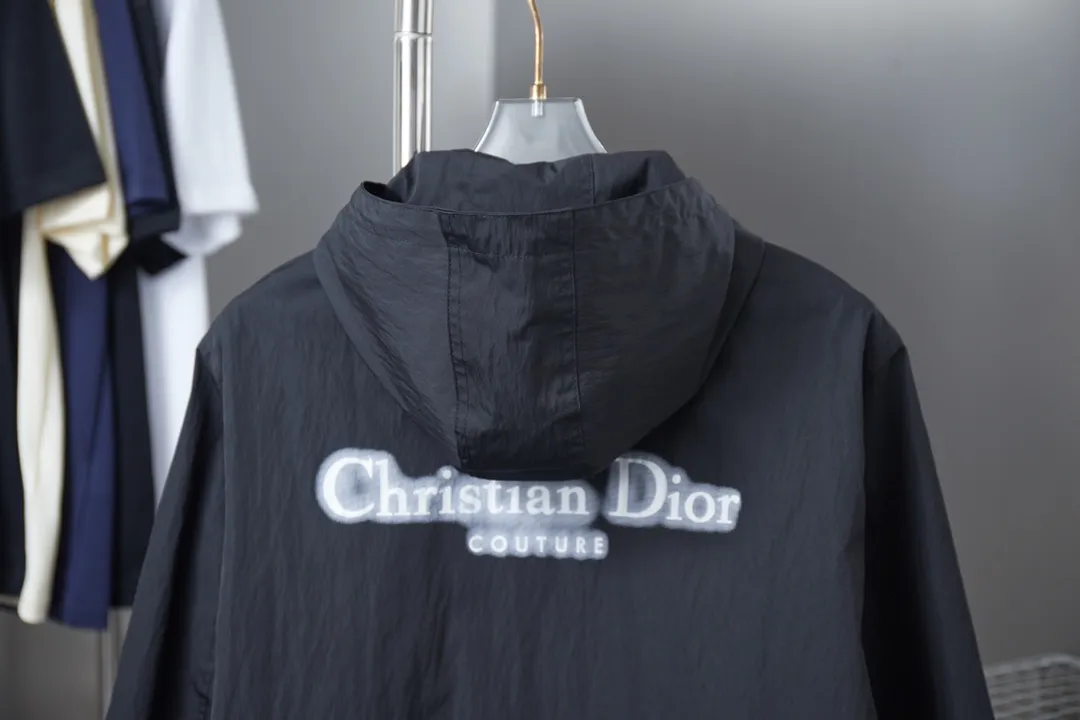 🅿️410 Dior 𝘾𝙝𝙧𝙞𝙨𝙩𝙞𝙖𝙣 𝘿𝙞𝙤𝙧 CD 25SS blurred letter print jacket Light luxury essential item for daily commuting for men and women Correct version Welcome to compare Detailed features · Customized matte Taslan jacket fabric · Level 4 water-repellent technology · Four-sided stretch nylon lining inside · Hidden snap placket · Internal zipper pocket design · Mold-customized hardware zipper Jacket double-pull design · Cuffs are adjusted with four-button buttons · Imported environmentally friendly glue screen printing process · Mold-customized original hardware zippers · Original main mark washed tag packaging Color: Black Size: XS/S/M/L