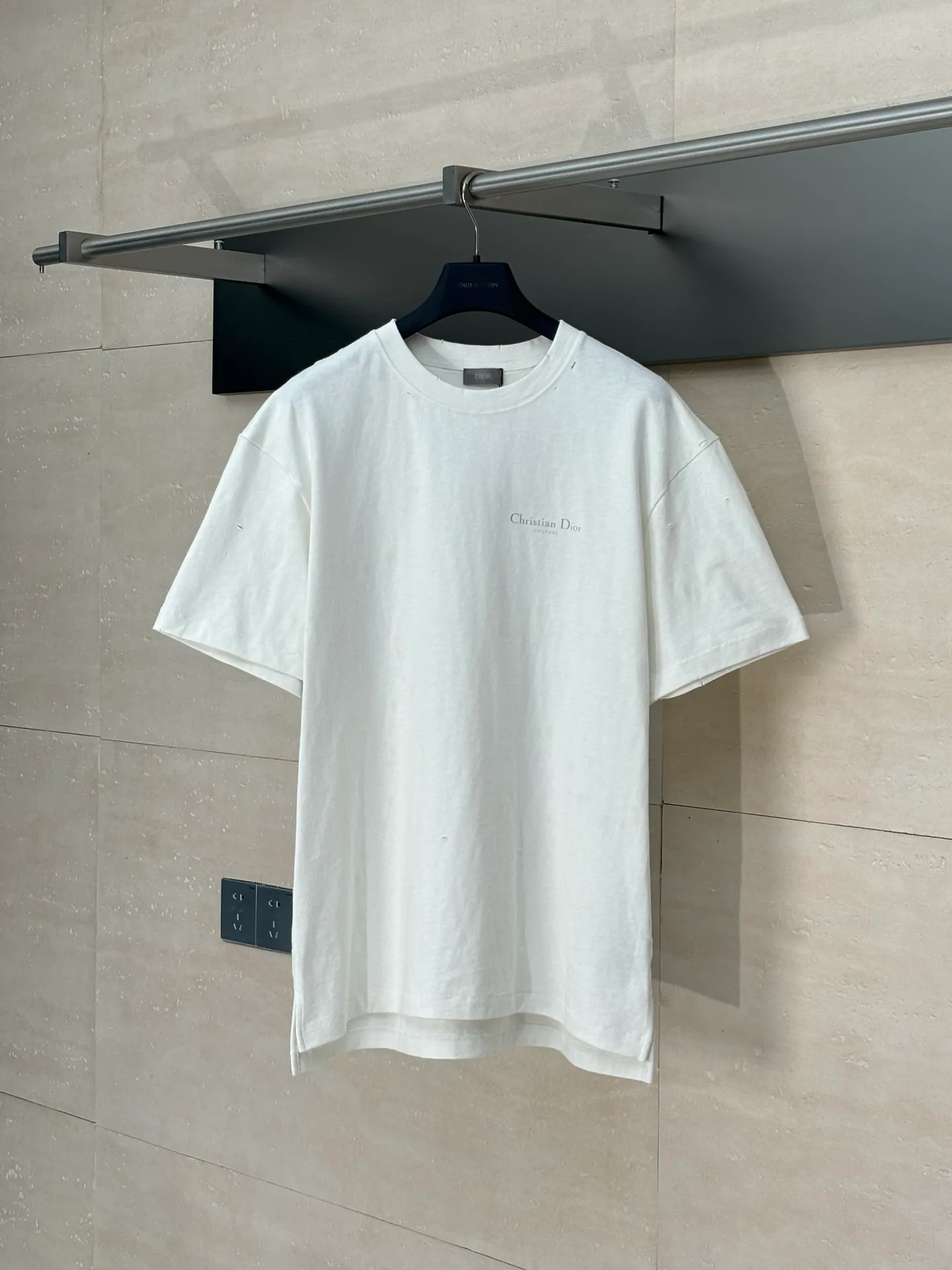 🅿️320 Dio*/Dior classic slogan letter printed hole washed short sleeves The fabric is made of 10s pure cotton slub plain fabric with a weight of 310g. This fabric is used as the collar, and the round collar is manually positioned on a flat machine. The front and back panels are printed with hand-made platen silk screen glue, and the film is engraved with laser dots to create a hollowed-out effect of missing letters. The clothes are designed with bifurcated sides, and the hems of the front and rear panels are cut with a special machine to pick the legs. There are lines on the surface to create a hollow effect. The entire garment is manually positioned and cut with holes, and the garment is fermented and washed to create a nostalgic effect. Size：S/M/L/XL
