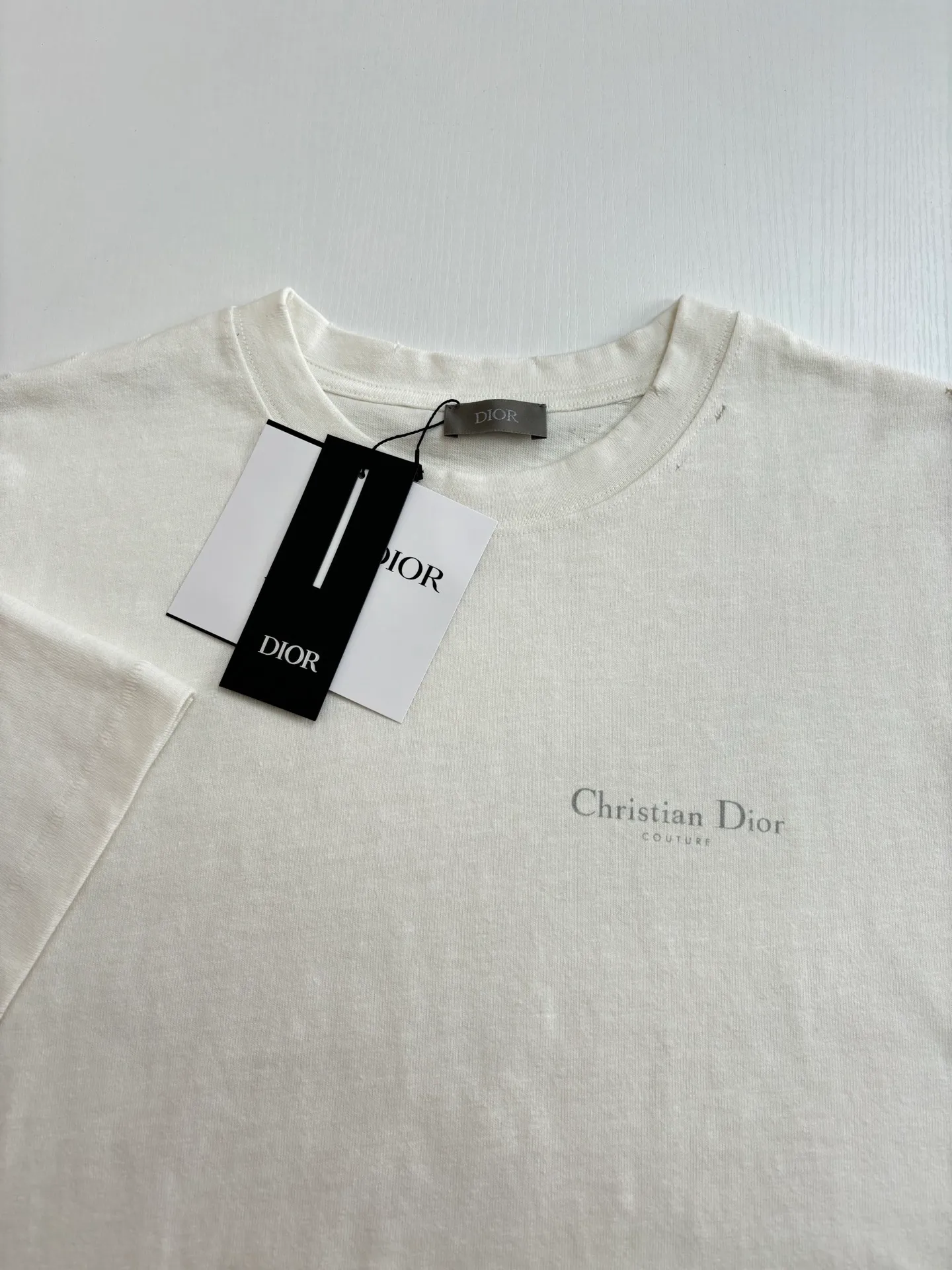 🅿️320 Dio*/Dior classic slogan letter printed hole washed short sleeves The fabric is made of 10s pure cotton slub plain fabric with a weight of 310g. This fabric is used as the collar, and the round collar is manually positioned on a flat machine. The front and back panels are printed with hand-made platen silk screen glue, and the film is engraved with laser dots to create a hollowed-out effect of missing letters. The clothes are designed with bifurcated sides, and the hems of the front and rear panels are cut with a special machine to pick the legs. There are lines on the surface to create a hollow effect. The entire garment is manually positioned and cut with holes, and the garment is fermented and washed to create a nostalgic effect. Size：S/M/L/XL
