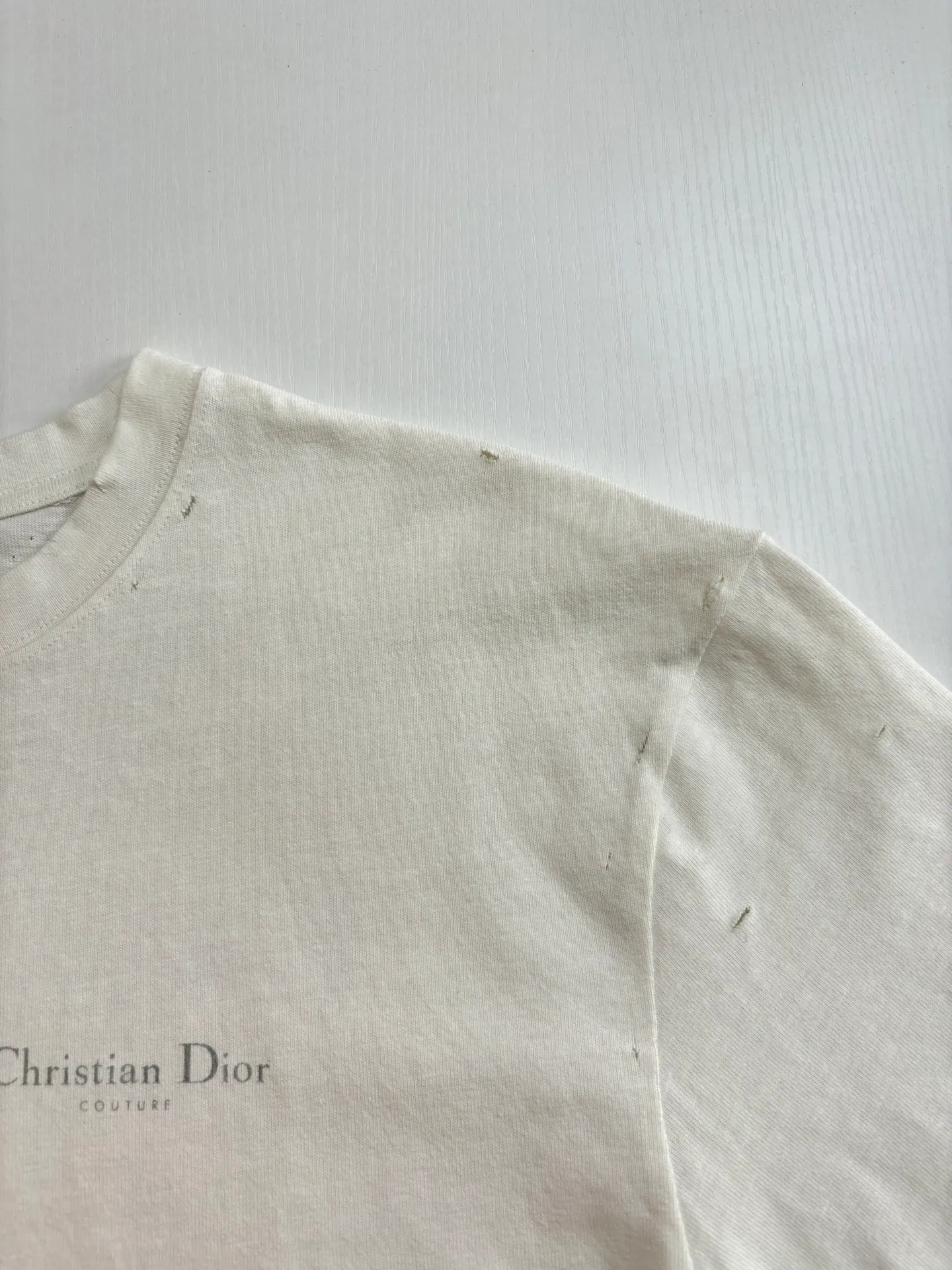 🅿️320 Dio*/Dior classic slogan letter printed hole washed short sleeves The fabric is made of 10s pure cotton slub plain fabric with a weight of 310g. This fabric is used as the collar, and the round collar is manually positioned on a flat machine. The front and back panels are printed with hand-made platen silk screen glue, and the film is engraved with laser dots to create a hollowed-out effect of missing letters. The clothes are designed with bifurcated sides, and the hems of the front and rear panels are cut with a special machine to pick the legs. There are lines on the surface to create a hollow effect. The entire garment is manually positioned and cut with holes, and the garment is fermented and washed to create a nostalgic effect. Size：S/M/L/XL