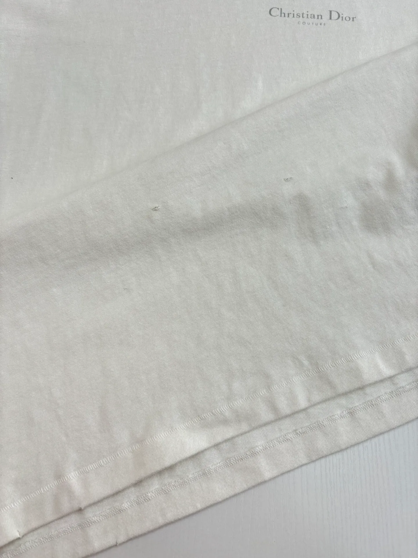 🅿️320 Dio*/Dior classic slogan letter printed hole washed short sleeves The fabric is made of 10s pure cotton slub plain fabric with a weight of 310g. This fabric is used as the collar, and the round collar is manually positioned on a flat machine. The front and back panels are printed with hand-made platen silk screen glue, and the film is engraved with laser dots to create a hollowed-out effect of missing letters. The clothes are designed with bifurcated sides, and the hems of the front and rear panels are cut with a special machine to pick the legs. There are lines on the surface to create a hollow effect. The entire garment is manually positioned and cut with holes, and the garment is fermented and washed to create a nostalgic effect. Size：S/M/L/XL