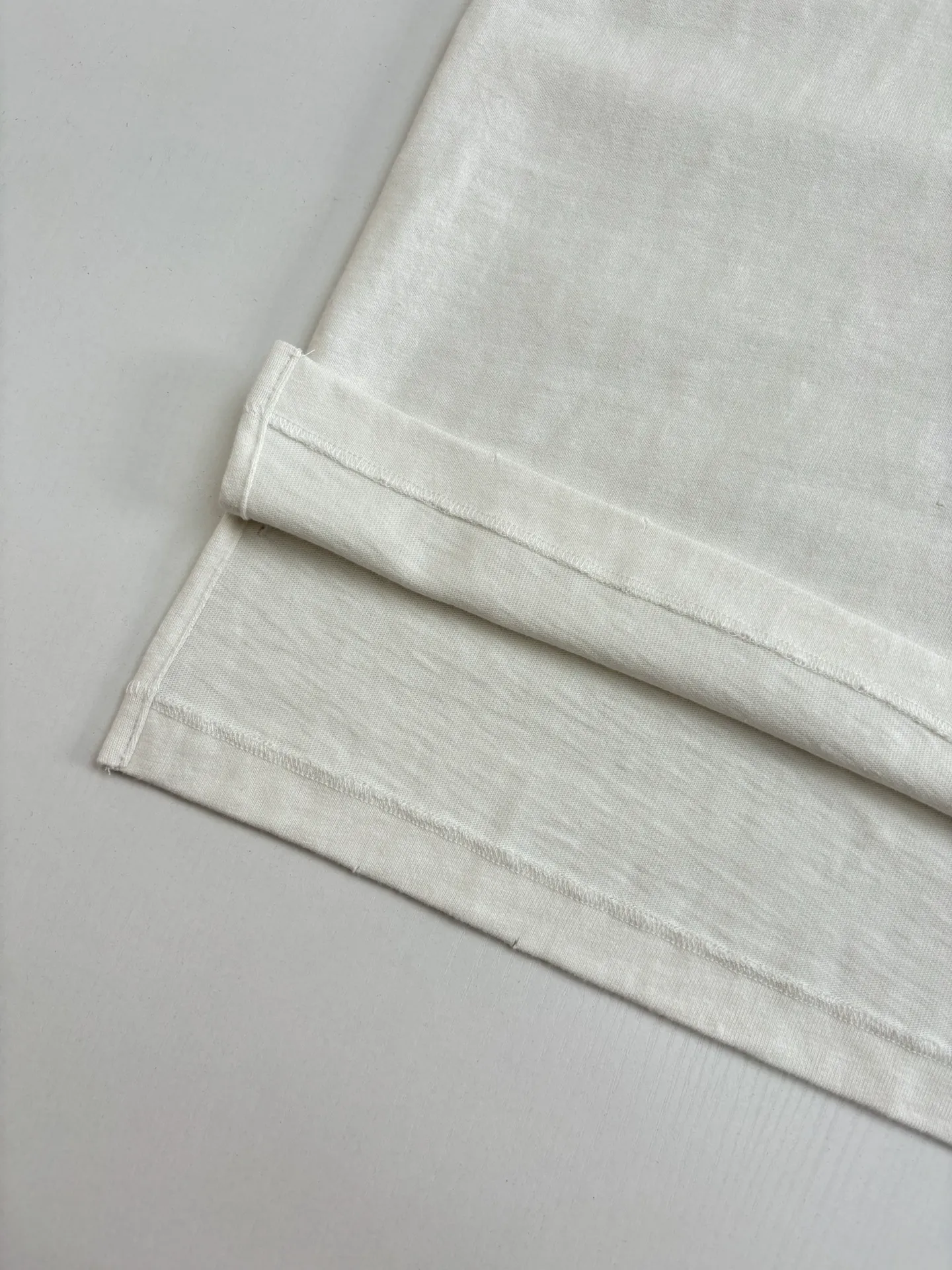 🅿️320 Dio*/Dior classic slogan letter printed hole washed short sleeves The fabric is made of 10s pure cotton slub plain fabric with a weight of 310g. This fabric is used as the collar, and the round collar is manually positioned on a flat machine. The front and back panels are printed with hand-made platen silk screen glue, and the film is engraved with laser dots to create a hollowed-out effect of missing letters. The clothes are designed with bifurcated sides, and the hems of the front and rear panels are cut with a special machine to pick the legs. There are lines on the surface to create a hollow effect. The entire garment is manually positioned and cut with holes, and the garment is fermented and washed to create a nostalgic effect. Size：S/M/L/XL