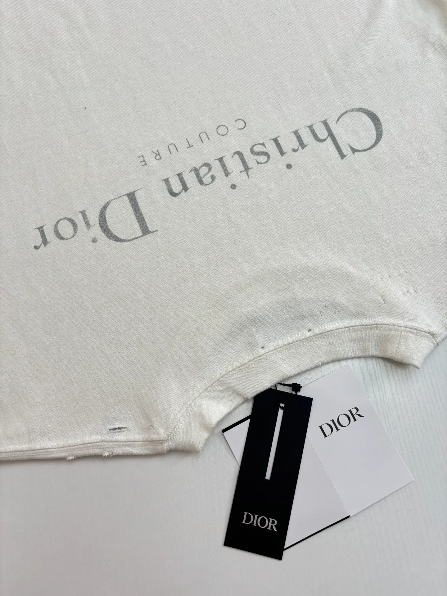🅿️320 Dio*/Dior classic slogan letter printed hole washed short sleeves The fabric is made of 10s pure cotton slub plain fabric with a weight of 310g. This fabric is used as the collar, and the round collar is manually positioned on a flat machine. The front and back panels are printed with hand-made platen silk screen glue, and the film is engraved with laser dots to create a hollowed-out effect of missing letters. The clothes are designed with bifurcated sides, and the hems of the front and rear panels are cut with a special machine to pick the legs. There are lines on the surface to create a hollow effect. The entire garment is manually positioned and cut with holes, and the garment is fermented and washed to create a nostalgic effect. Size：S/M/L/XL