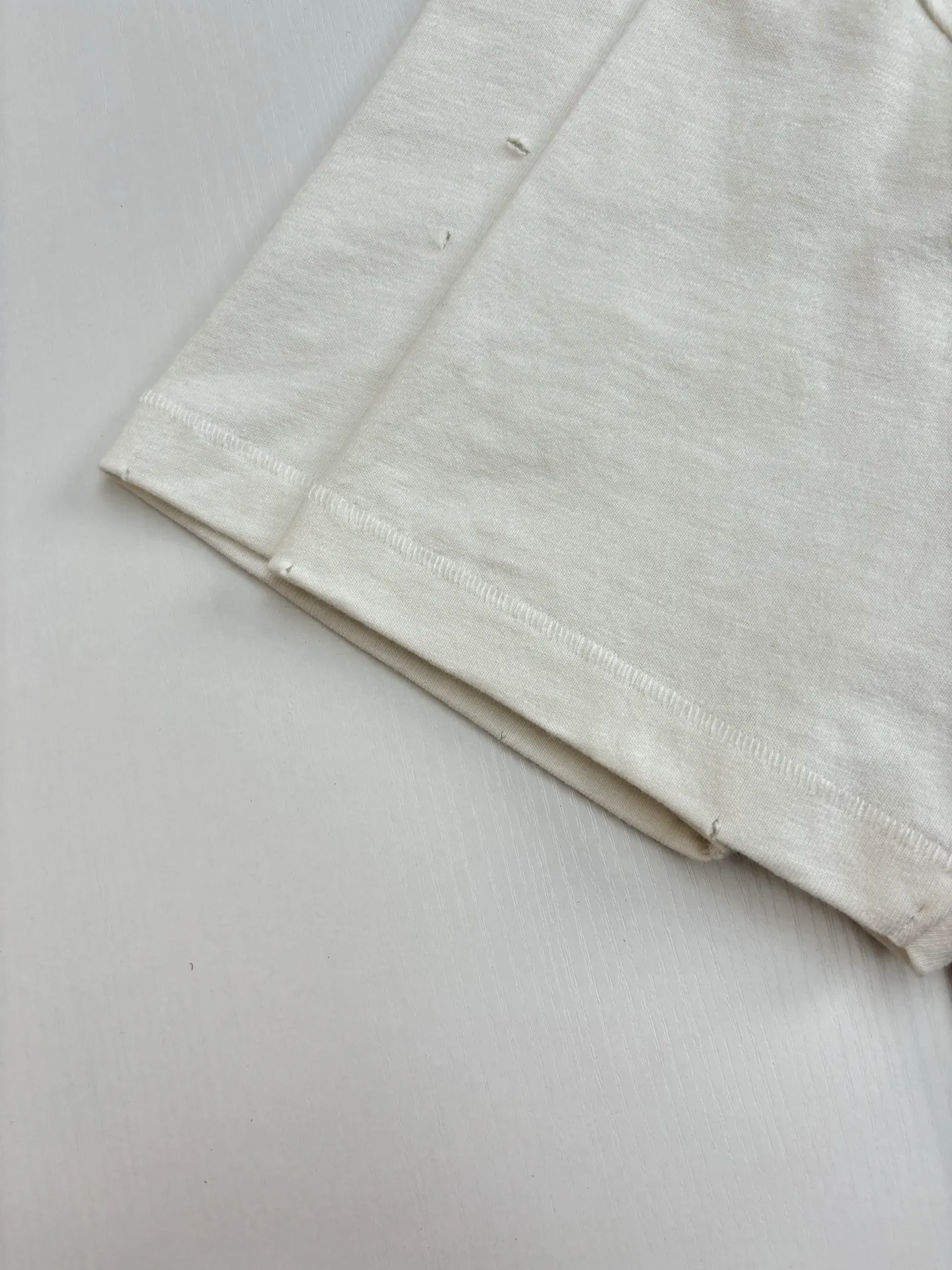 🅿️320 Dio*/Dior classic slogan letter printed hole washed short sleeves The fabric is made of 10s pure cotton slub plain fabric with a weight of 310g. This fabric is used as the collar, and the round collar is manually positioned on a flat machine. The front and back panels are printed with hand-made platen silk screen glue, and the film is engraved with laser dots to create a hollowed-out effect of missing letters. The clothes are designed with bifurcated sides, and the hems of the front and rear panels are cut with a special machine to pick the legs. There are lines on the surface to create a hollow effect. The entire garment is manually positioned and cut with holes, and the garment is fermented and washed to create a nostalgic effect. Size：S/M/L/XL