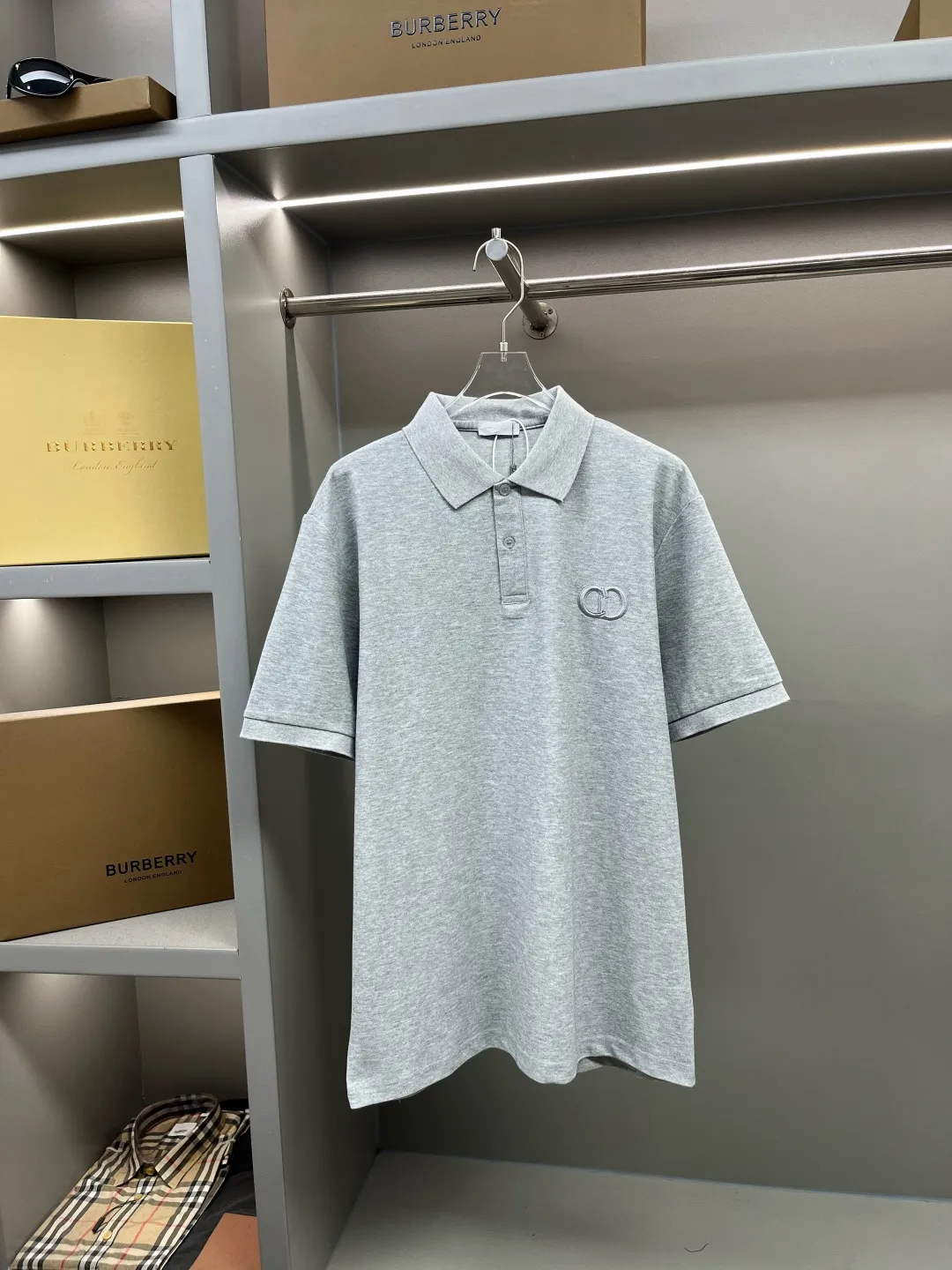 🅿️230 DIOR Dior CD embroidered new Polo shirt. Original fabric. Official same style. Made of 210g pure cotton pique fabric, customized in the same vat dyeing fabric. It feels very comfortable and smooth. The version is quite wide and stylish. Produced by a first-line brand factory. Imported Behringer embroidery machine. The embroidery is full and textured. The collar rib is woven with imported yarn. It will not deform after long-term wear. The latest style for spring and summer. Fashionable and individual. Super versatile and good-looking. It is very suitable for both men and women. It is a must-have item. Color: black, white, royal blue, gray. Size: S-XXL