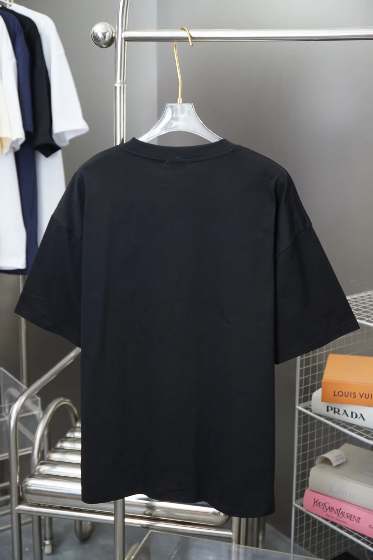 🅿️170 Christian D*or 25SS early spring new style Year of the Snake limited edition printed short-sleeved light luxury essential item for daily commuting for men and women Correct version Welcome to compare Detailed features · 280g 100% pure cotton double yarn jersey fabric · Special thickened 32 pieces of double-strand 1X1 thread in the same vat custom dyeing · Digital direct-injection Kangli printing · Double-needle stitching and cross-stitching technology · Original main mark, washed tag, brand moisture-proof paper packaging Color: white green/white pink/black/red Size: S/M/L/XL