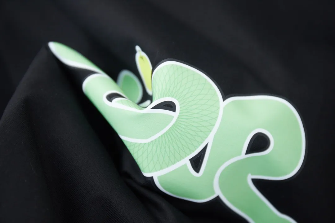 🅿️170 Christian D*or 25SS early spring new style Year of the Snake limited edition printed short-sleeved light luxury essential item for daily commuting for men and women Correct version Welcome to compare Detailed features · 280g 100% pure cotton double yarn jersey fabric · Special thickened 32 pieces of double-strand 1X1 thread in the same vat custom dyeing · Digital direct-injection Kangli printing · Double-needle stitching and cross-stitching technology · Original main mark, washed tag, brand moisture-proof paper packaging Color: white green/white pink/black/red Size: S/M/L/XL