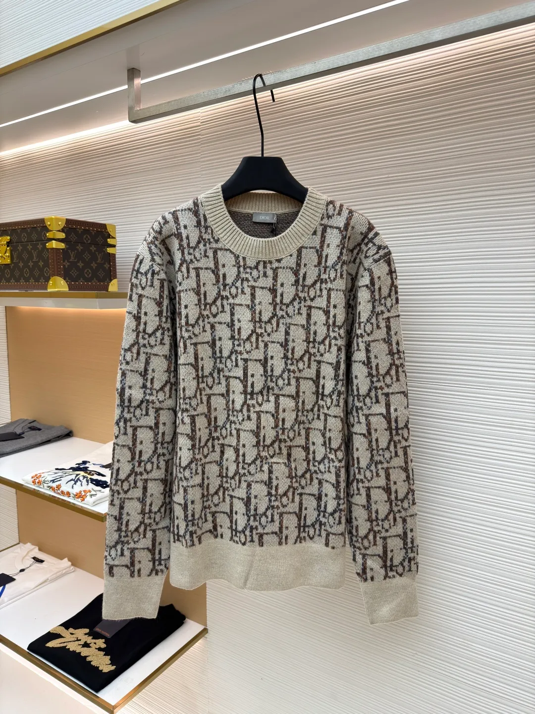 Dior presbyopic crew neck sweater ●Original version: Purchased and developed for 15400 ●Item number: 1681286-B70 ●Fabric: wool blended fabric ●Technology: jacquard weaving ●Version: fitted version ●Weight: about 745 grams ●Size: XS-S-M-L ●Description: The wool is custom-dyed with imported premium 100% wool yarn, and jacquard weaving is carried out using an imported 5-gauge wool loom. A single piece takes 190 minutes, and is woven at a parallel and even speed. The whole piece of clothing is clear. The drawings are drawn by experienced masters, and the pattern is positioned according to YB. Specific three-label washing. The overall wiring is straight and delicate. The fabric is comfortable and soft, and the color is consistent without color difference. It can be matched with the same style to create a fashionable look, and can be used in various occasions. Customized accessories, complete with three standards, same style for men and women!
