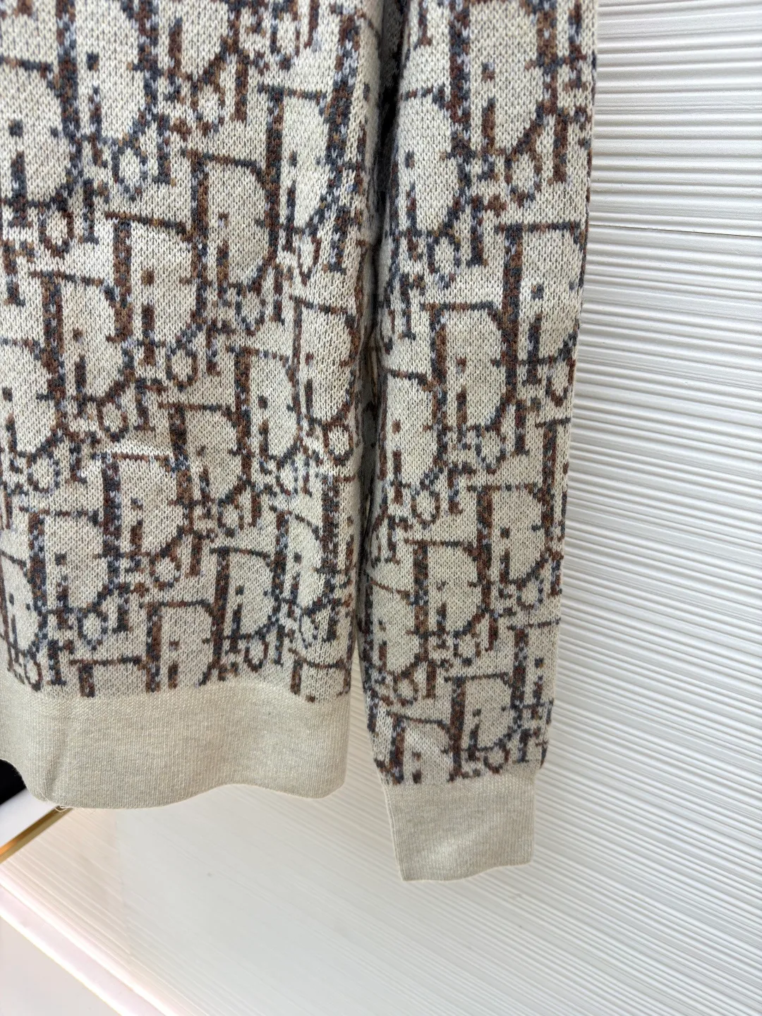 Dior presbyopic crew neck sweater ●Original version: Purchased and developed for 15400 ●Item number: 1681286-B70 ●Fabric: wool blended fabric ●Technology: jacquard weaving ●Version: fitted version ●Weight: about 745 grams ●Size: XS-S-M-L ●Description: The wool is custom-dyed with imported premium 100% wool yarn, and jacquard weaving is carried out using an imported 5-gauge wool loom. A single piece takes 190 minutes, and is woven at a parallel and even speed. The whole piece of clothing is clear. The drawings are drawn by experienced masters, and the pattern is positioned according to YB. Specific three-label washing. The overall wiring is straight and delicate. The fabric is comfortable and soft, and the color is consistent without color difference. It can be matched with the same style to create a fashionable look, and can be used in various occasions. Customized accessories, complete with three standards, same style for men and women!