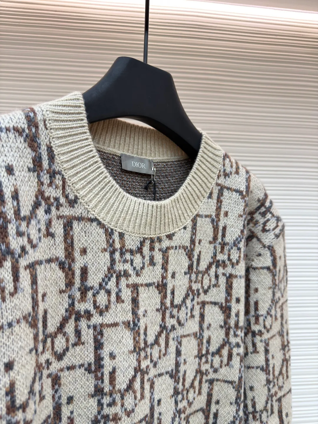 Dior presbyopic crew neck sweater ●Original version: Purchased and developed for 15400 ●Item number: 1681286-B70 ●Fabric: wool blended fabric ●Technology: jacquard weaving ●Version: fitted version ●Weight: about 745 grams ●Size: XS-S-M-L ●Description: The wool is custom-dyed with imported premium 100% wool yarn, and jacquard weaving is carried out using an imported 5-gauge wool loom. A single piece takes 190 minutes, and is woven at a parallel and even speed. The whole piece of clothing is clear. The drawings are drawn by experienced masters, and the pattern is positioned according to YB. Specific three-label washing. The overall wiring is straight and delicate. The fabric is comfortable and soft, and the color is consistent without color difference. It can be matched with the same style to create a fashionable look, and can be used in various occasions. Customized accessories, complete with three standards, same style for men and women!