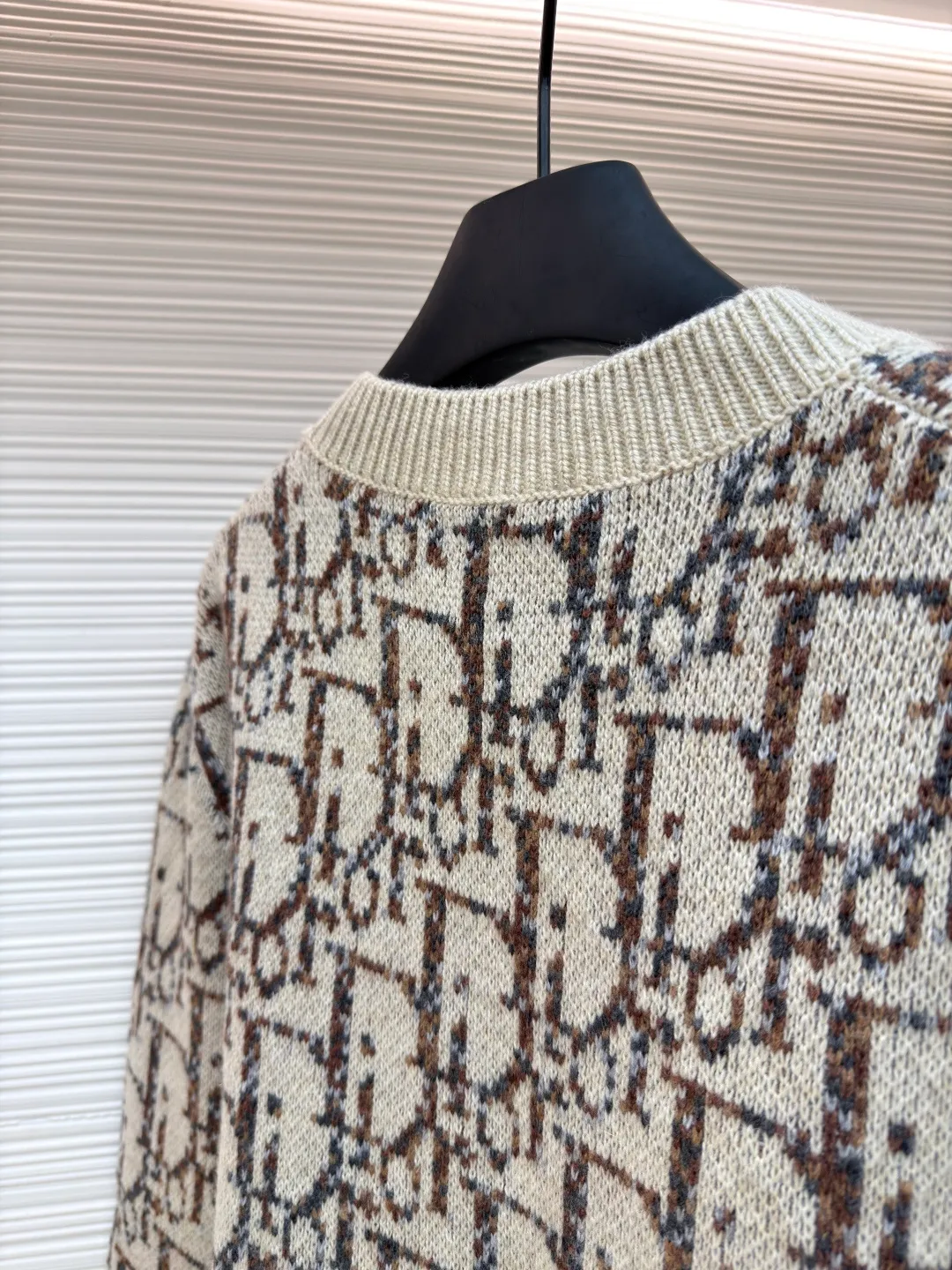 Dior presbyopic crew neck sweater ●Original version: Purchased and developed for 15400 ●Item number: 1681286-B70 ●Fabric: wool blended fabric ●Technology: jacquard weaving ●Version: fitted version ●Weight: about 745 grams ●Size: XS-S-M-L ●Description: The wool is custom-dyed with imported premium 100% wool yarn, and jacquard weaving is carried out using an imported 5-gauge wool loom. A single piece takes 190 minutes, and is woven at a parallel and even speed. The whole piece of clothing is clear. The drawings are drawn by experienced masters, and the pattern is positioned according to YB. Specific three-label washing. The overall wiring is straight and delicate. The fabric is comfortable and soft, and the color is consistent without color difference. It can be matched with the same style to create a fashionable look, and can be used in various occasions. Customized accessories, complete with three standards, same style for men and women!