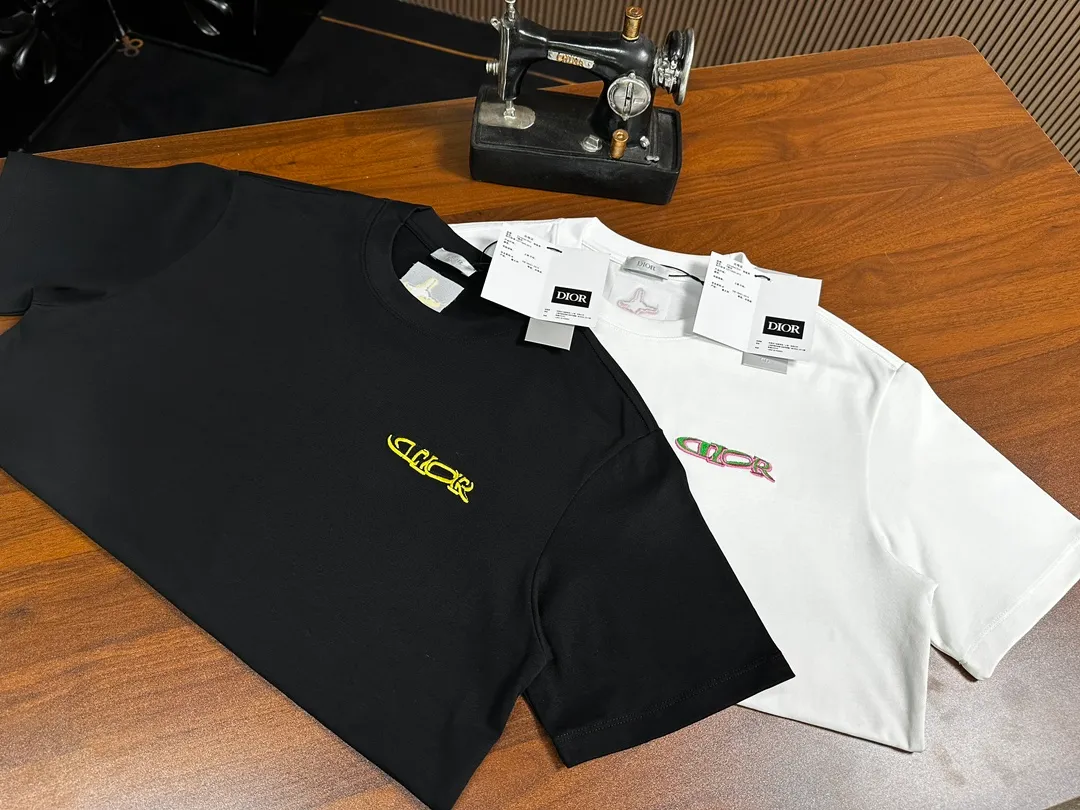 🅿️200 Dior short-sleeved T-shirt Technique: Embroidery Size: S~XL Color: Black White Fabric: combed tight cotton cover 280g, soft to the touch, meticulous workmanship. The same loose fit for men and women!