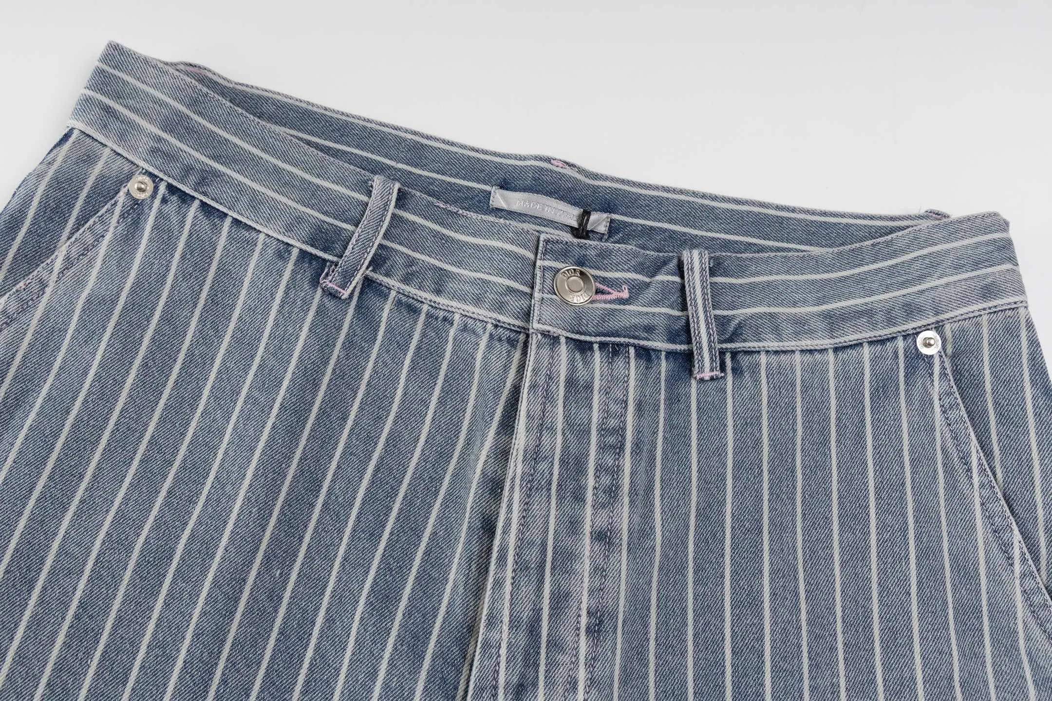 🅿️380 [Exclusive supply] CD Bermuda striped denim shorts. The fabric is made of blue striped cotton twill fabric. It is carefully made with an elegant silhouette and is decorated with Cistian Couture embroidery on the front, creating a classic and sophisticated look. Cistian Couture is a new product in the 2025 autumn series, reinterpreting the unique tailoring style. Size:S-M-L-XL
