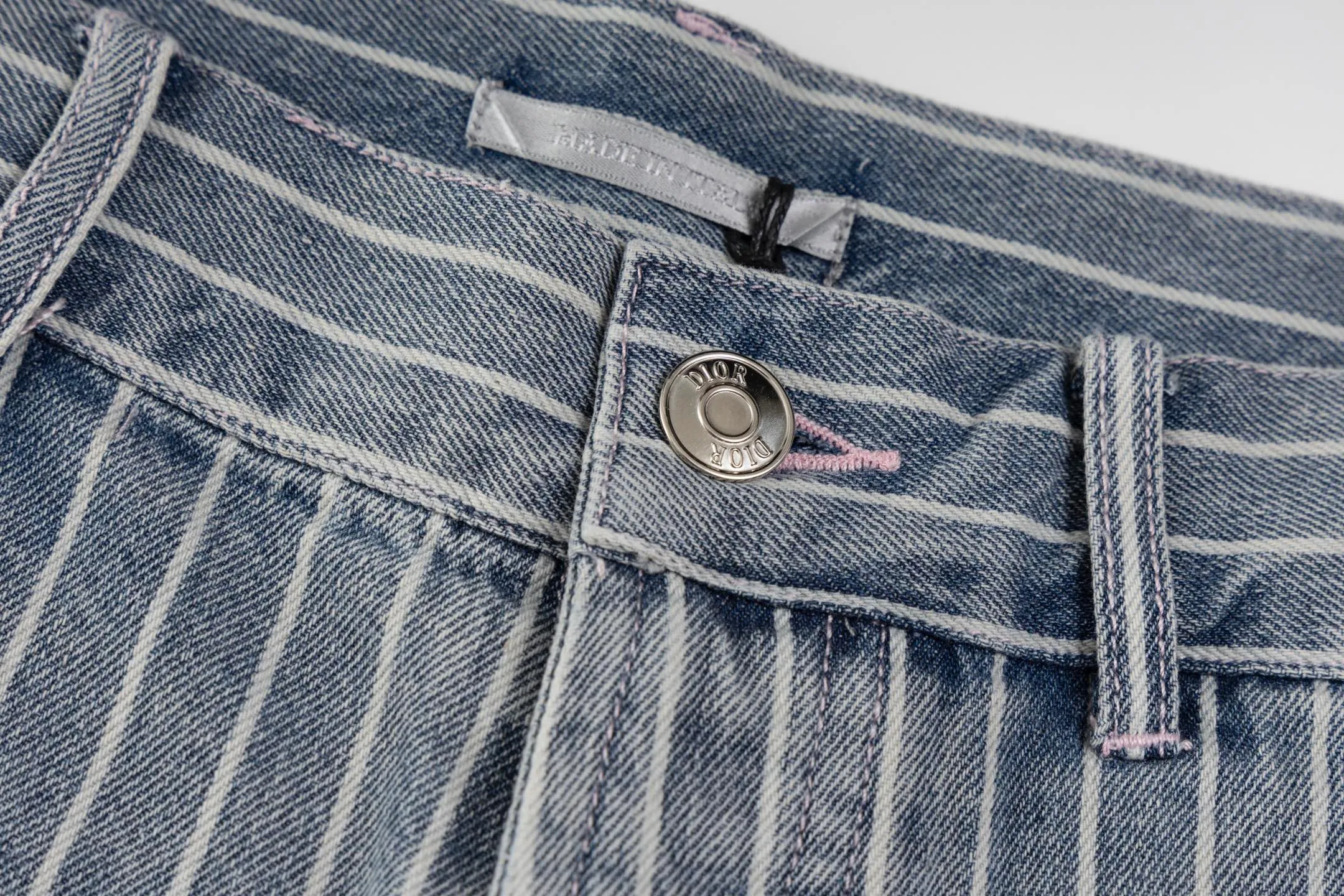 🅿️380 [Exclusive supply] CD Bermuda striped denim shorts. The fabric is made of blue striped cotton twill fabric. It is carefully made with an elegant silhouette and is decorated with Cistian Couture embroidery on the front, creating a classic and sophisticated look. Cistian Couture is a new product in the 2025 autumn series, reinterpreting the unique tailoring style. Size:S-M-L-XL