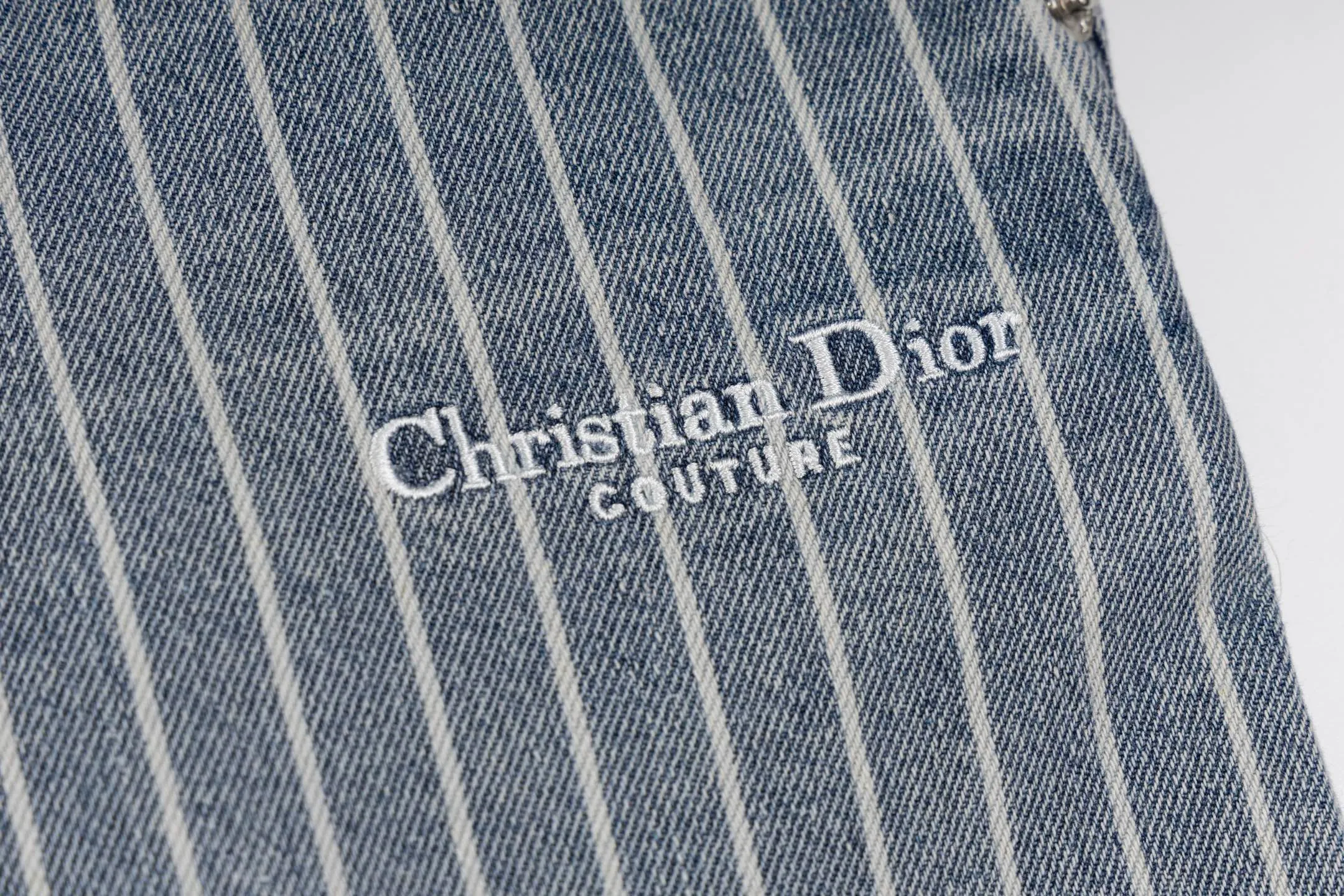 🅿️380 [Exclusive supply] CD Bermuda striped denim shorts. The fabric is made of blue striped cotton twill fabric. It is carefully made with an elegant silhouette and is decorated with Cistian Couture embroidery on the front, creating a classic and sophisticated look. Cistian Couture is a new product in the 2025 autumn series, reinterpreting the unique tailoring style. Size:S-M-L-XL