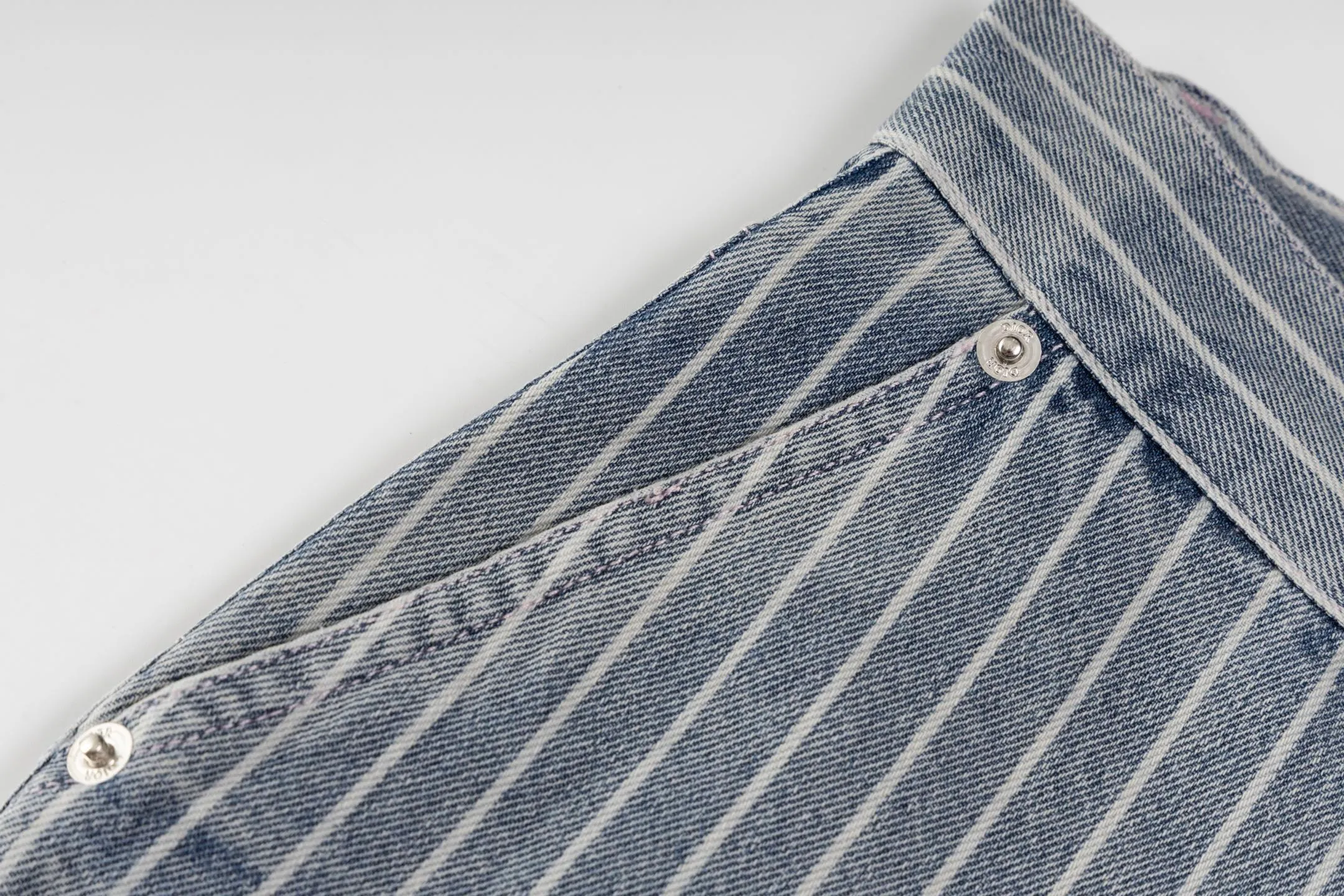 🅿️380 [Exclusive supply] CD Bermuda striped denim shorts. The fabric is made of blue striped cotton twill fabric. It is carefully made with an elegant silhouette and is decorated with Cistian Couture embroidery on the front, creating a classic and sophisticated look. Cistian Couture is a new product in the 2025 autumn series, reinterpreting the unique tailoring style. Size:S-M-L-XL