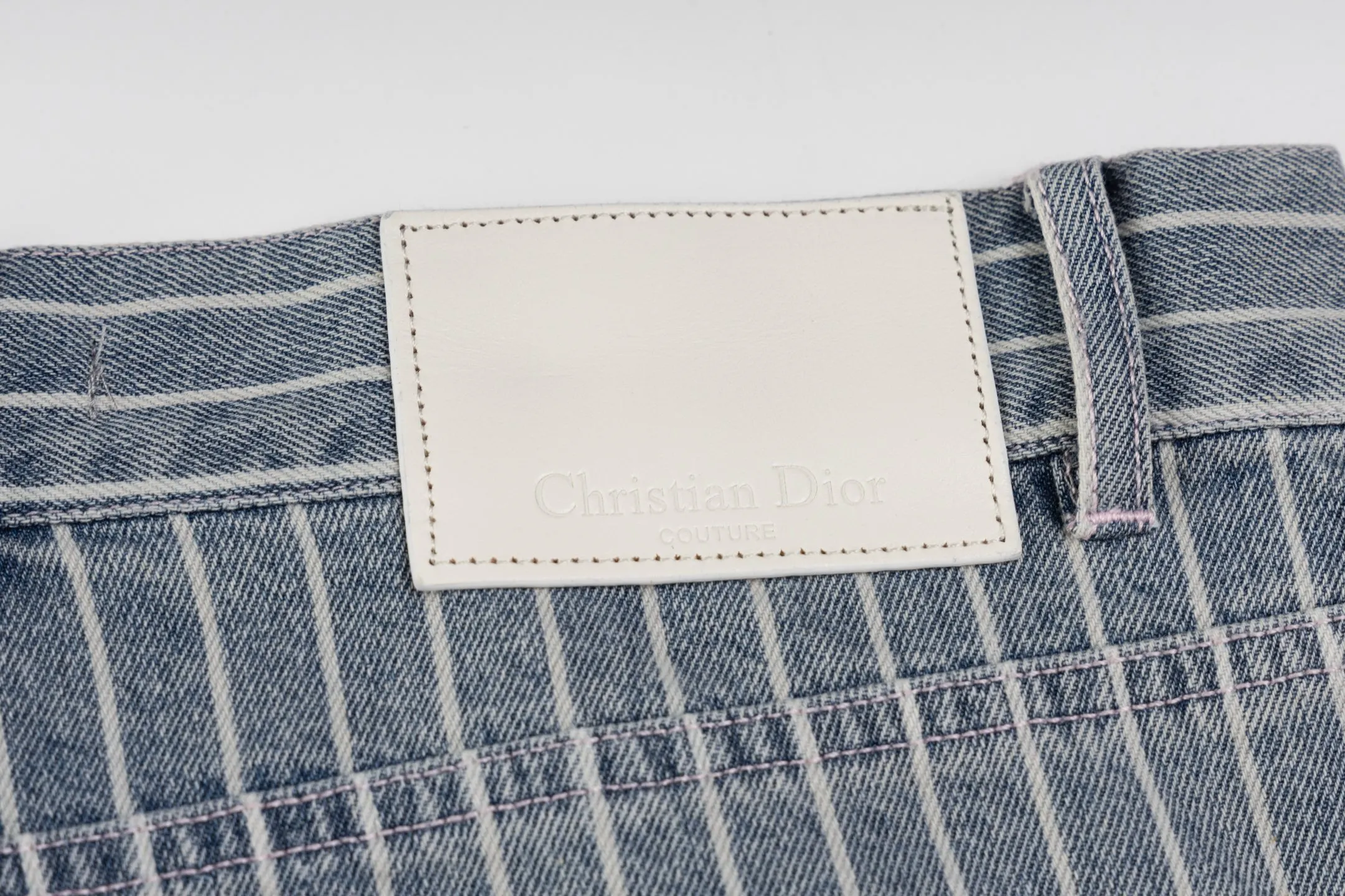 🅿️380 [Exclusive supply] CD Bermuda striped denim shorts. The fabric is made of blue striped cotton twill fabric. It is carefully made with an elegant silhouette and is decorated with Cistian Couture embroidery on the front, creating a classic and sophisticated look. Cistian Couture is a new product in the 2025 autumn series, reinterpreting the unique tailoring style. Size:S-M-L-XL