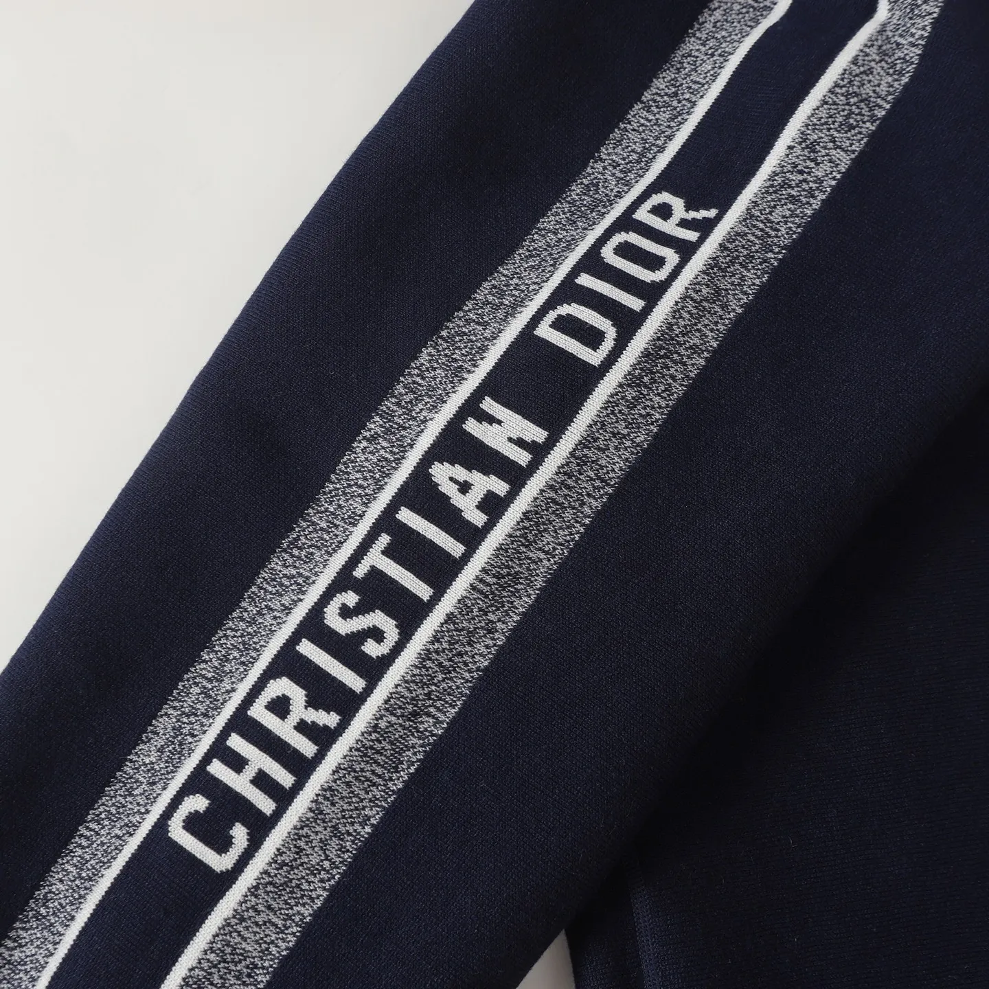 🅿️490 [High Quality] CD 25FW presbyopic reversible cashmere trousers (navy blue) The fabric is made of imported cashmere yarn double-sided jacquard fabric and can be worn on both sides. The fabric uses monogram jacquard double weaving technology to present the brand's iconic presbyopia pattern, which combines luxurious texture with practical functions. Swiss machine embroidery stitching technology ensures every detail is exquisite and perfect, and the stitches are even and delicate. The classic straight-leg design subtly modifies the leg lines, making the upper body slim and elegant. Double-sided jacquard technology keeps both sides of the fabric flat and crisp, making it comfortable and layered. Selected high-quality cashmere yarn brings a soft and skin-friendly touch experience while having good warmth retention and breathability. The overall craftsmanship is exquisite, and high-end quality is reflected from fabric weaving to finished product sewing. It is an exquisite item that is both fashionable and practical. Size:S/M/L