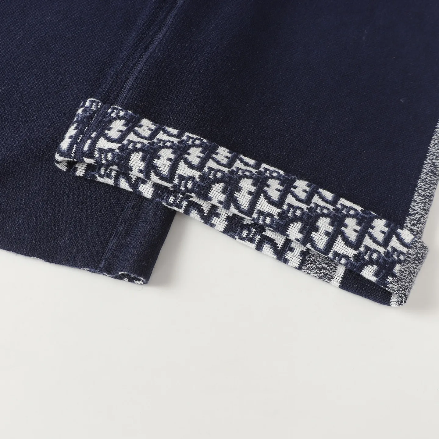 🅿️490 [High Quality] CD 25FW presbyopic reversible cashmere trousers (navy blue) The fabric is made of imported cashmere yarn double-sided jacquard fabric and can be worn on both sides. The fabric uses monogram jacquard double weaving technology to present the brand's iconic presbyopia pattern, which combines luxurious texture with practical functions. Swiss machine embroidery stitching technology ensures every detail is exquisite and perfect, and the stitches are even and delicate. The classic straight-leg design subtly modifies the leg lines, making the upper body slim and elegant. Double-sided jacquard technology keeps both sides of the fabric flat and crisp, making it comfortable and layered. Selected high-quality cashmere yarn brings a soft and skin-friendly touch experience while having good warmth retention and breathability. The overall craftsmanship is exquisite, and high-end quality is reflected from fabric weaving to finished product sewing. It is an exquisite item that is both fashionable and practical. Size:S/M/L