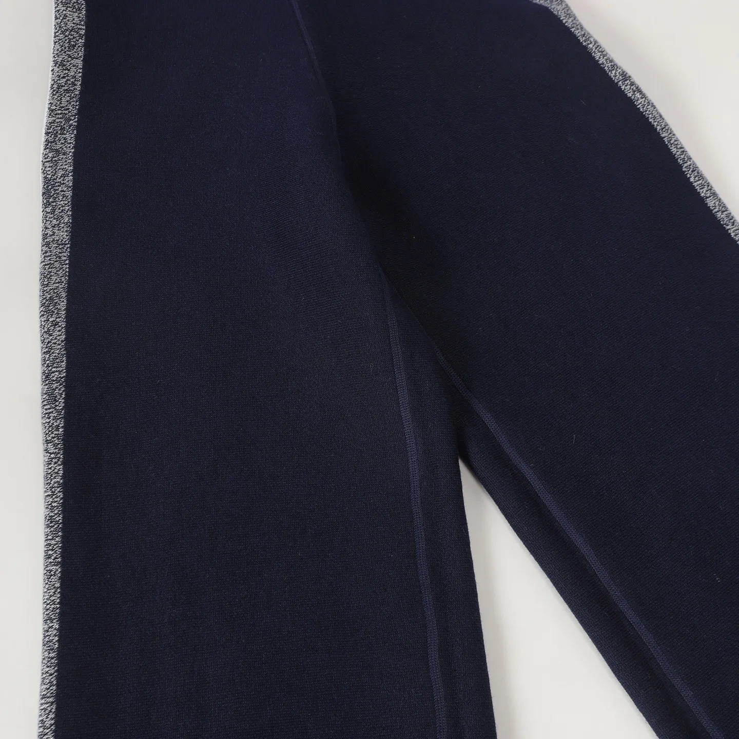 🅿️490 [High Quality] CD 25FW presbyopic reversible cashmere trousers (navy blue) The fabric is made of imported cashmere yarn double-sided jacquard fabric and can be worn on both sides. The fabric uses monogram jacquard double weaving technology to present the brand's iconic presbyopia pattern, which combines luxurious texture with practical functions. Swiss machine embroidery stitching technology ensures every detail is exquisite and perfect, and the stitches are even and delicate. The classic straight-leg design subtly modifies the leg lines, making the upper body slim and elegant. Double-sided jacquard technology keeps both sides of the fabric flat and crisp, making it comfortable and layered. Selected high-quality cashmere yarn brings a soft and skin-friendly touch experience while having good warmth retention and breathability. The overall craftsmanship is exquisite, and high-end quality is reflected from fabric weaving to finished product sewing. It is an exquisite item that is both fashionable and practical. Size:S/M/L