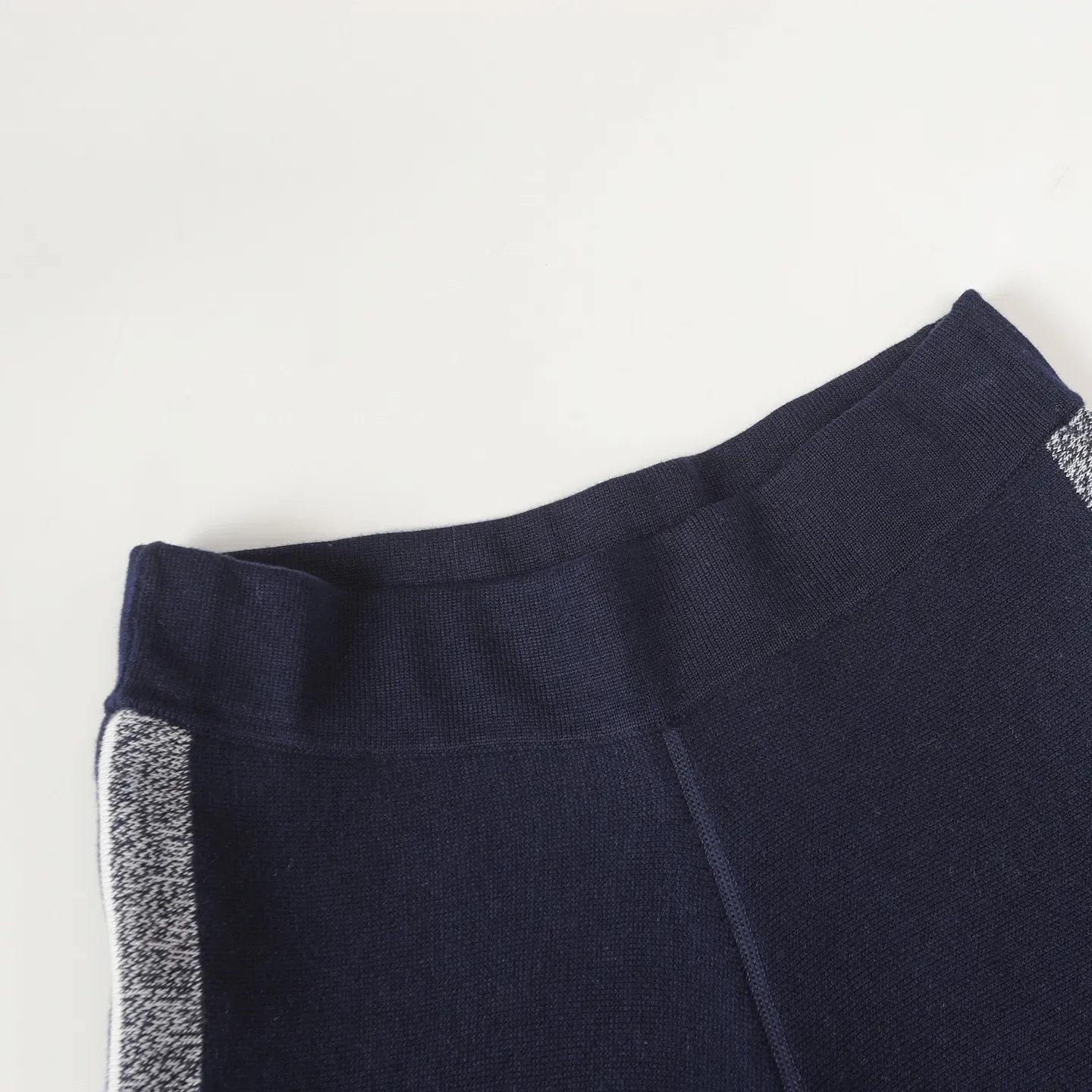 🅿️490 [High Quality] CD 25FW presbyopic reversible cashmere trousers (navy blue) The fabric is made of imported cashmere yarn double-sided jacquard fabric and can be worn on both sides. The fabric uses monogram jacquard double weaving technology to present the brand's iconic presbyopia pattern, which combines luxurious texture with practical functions. Swiss machine embroidery stitching technology ensures every detail is exquisite and perfect, and the stitches are even and delicate. The classic straight-leg design subtly modifies the leg lines, making the upper body slim and elegant. Double-sided jacquard technology keeps both sides of the fabric flat and crisp, making it comfortable and layered. Selected high-quality cashmere yarn brings a soft and skin-friendly touch experience while having good warmth retention and breathability. The overall craftsmanship is exquisite, and high-end quality is reflected from fabric weaving to finished product sewing. It is an exquisite item that is both fashionable and practical. Size:S/M/L