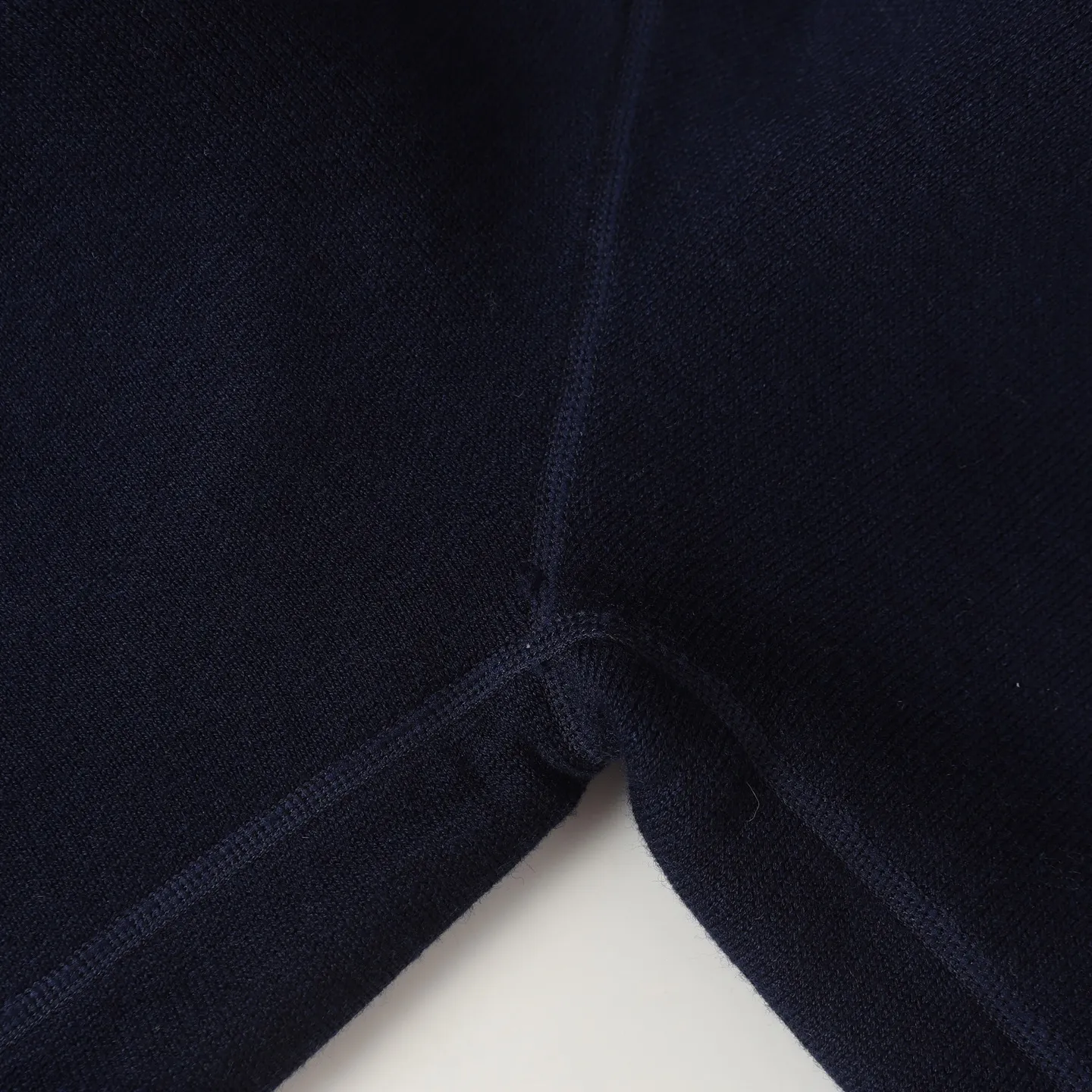 🅿️490 [High Quality] CD 25FW presbyopic reversible cashmere trousers (navy blue) The fabric is made of imported cashmere yarn double-sided jacquard fabric and can be worn on both sides. The fabric uses monogram jacquard double weaving technology to present the brand's iconic presbyopia pattern, which combines luxurious texture with practical functions. Swiss machine embroidery stitching technology ensures every detail is exquisite and perfect, and the stitches are even and delicate. The classic straight-leg design subtly modifies the leg lines, making the upper body slim and elegant. Double-sided jacquard technology keeps both sides of the fabric flat and crisp, making it comfortable and layered. Selected high-quality cashmere yarn brings a soft and skin-friendly touch experience while having good warmth retention and breathability. The overall craftsmanship is exquisite, and high-end quality is reflected from fabric weaving to finished product sewing. It is an exquisite item that is both fashionable and practical. Size:S/M/L